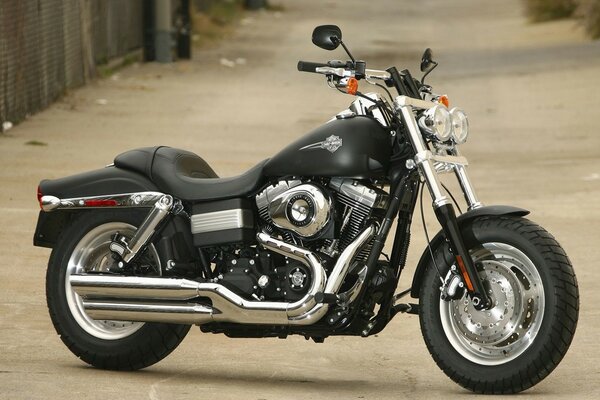 Moto Harley Davidson negro calle