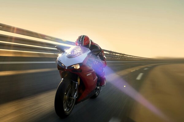 Czerwony motocykl Ducati road speed blur