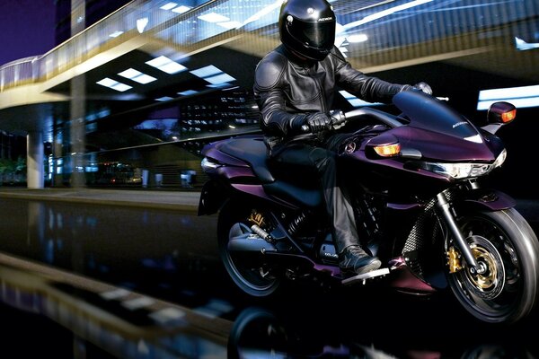 Violet Honda moto homme nuit ville route