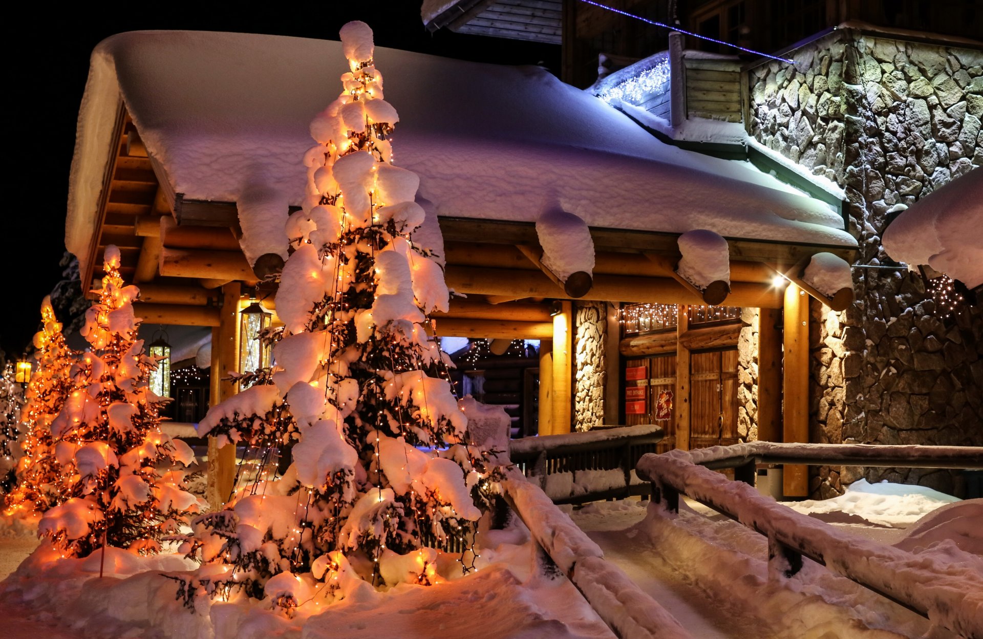 finlandia inverno casa lapponia neve abete rosso notte natura città foto