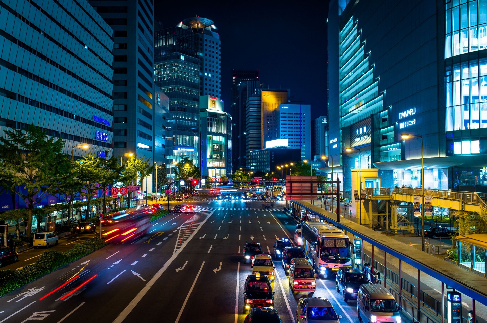 japon osaka ville métropole rue avenue trafic éclairage illuminations de nuit