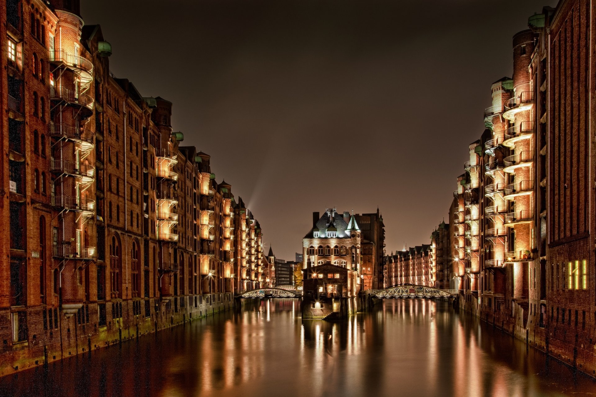 hamburgo alemania speicherstadt puente luz casa edificios noche