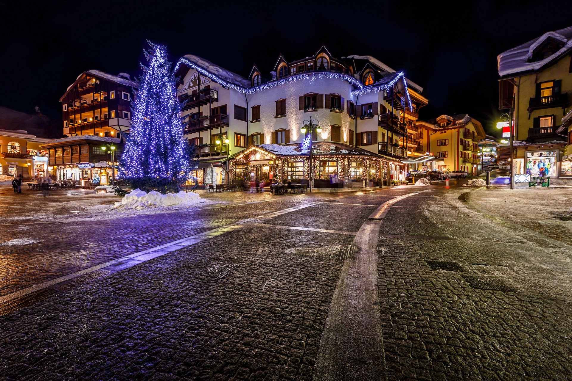 italia italia alpi alpi città notte piazza albero di natale ghirlanda strada pavimentazione case negozi caffè edifici