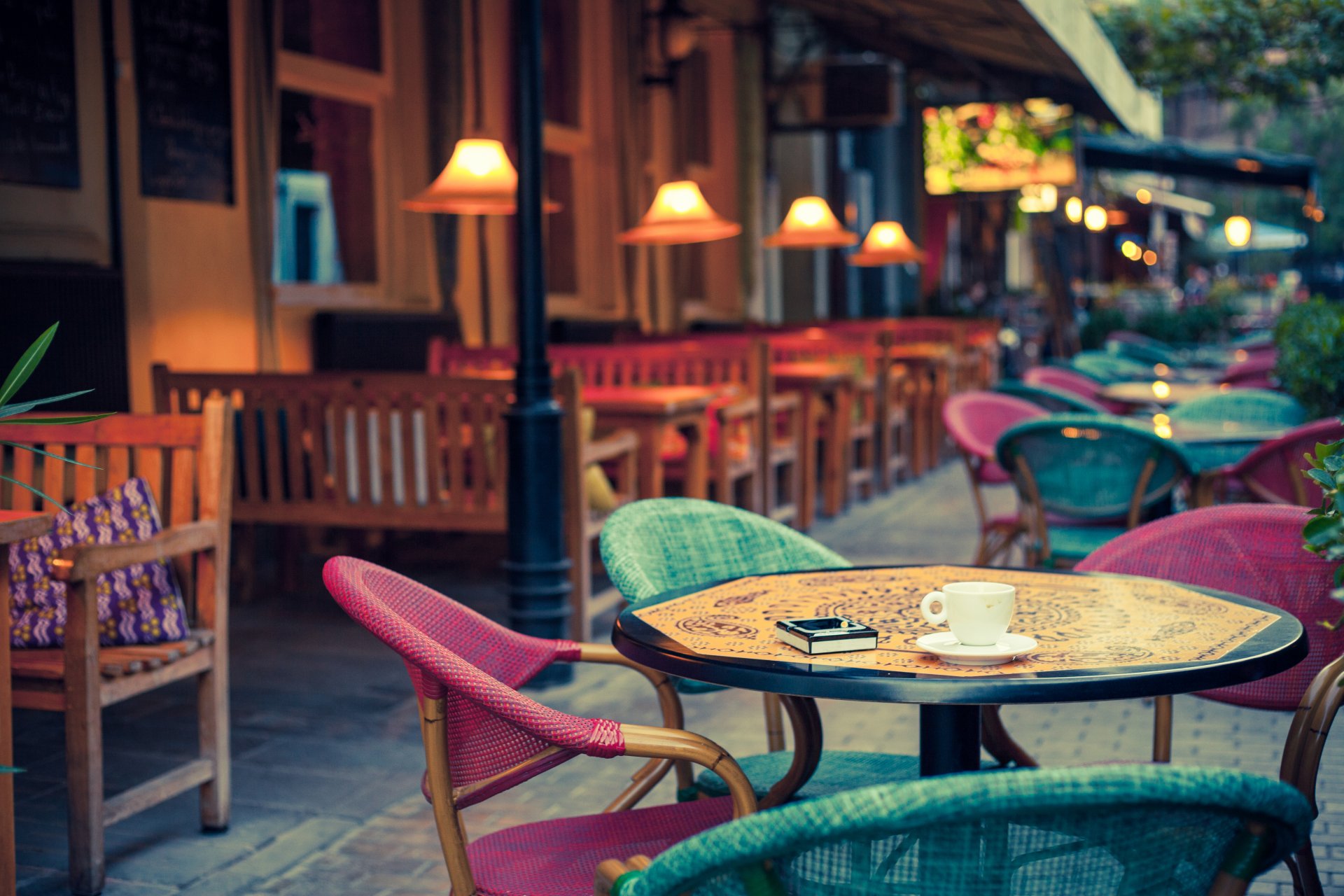 club à l ancienne lampes chaises rue ville café terrasse à l ancienne tables de chevet lampes