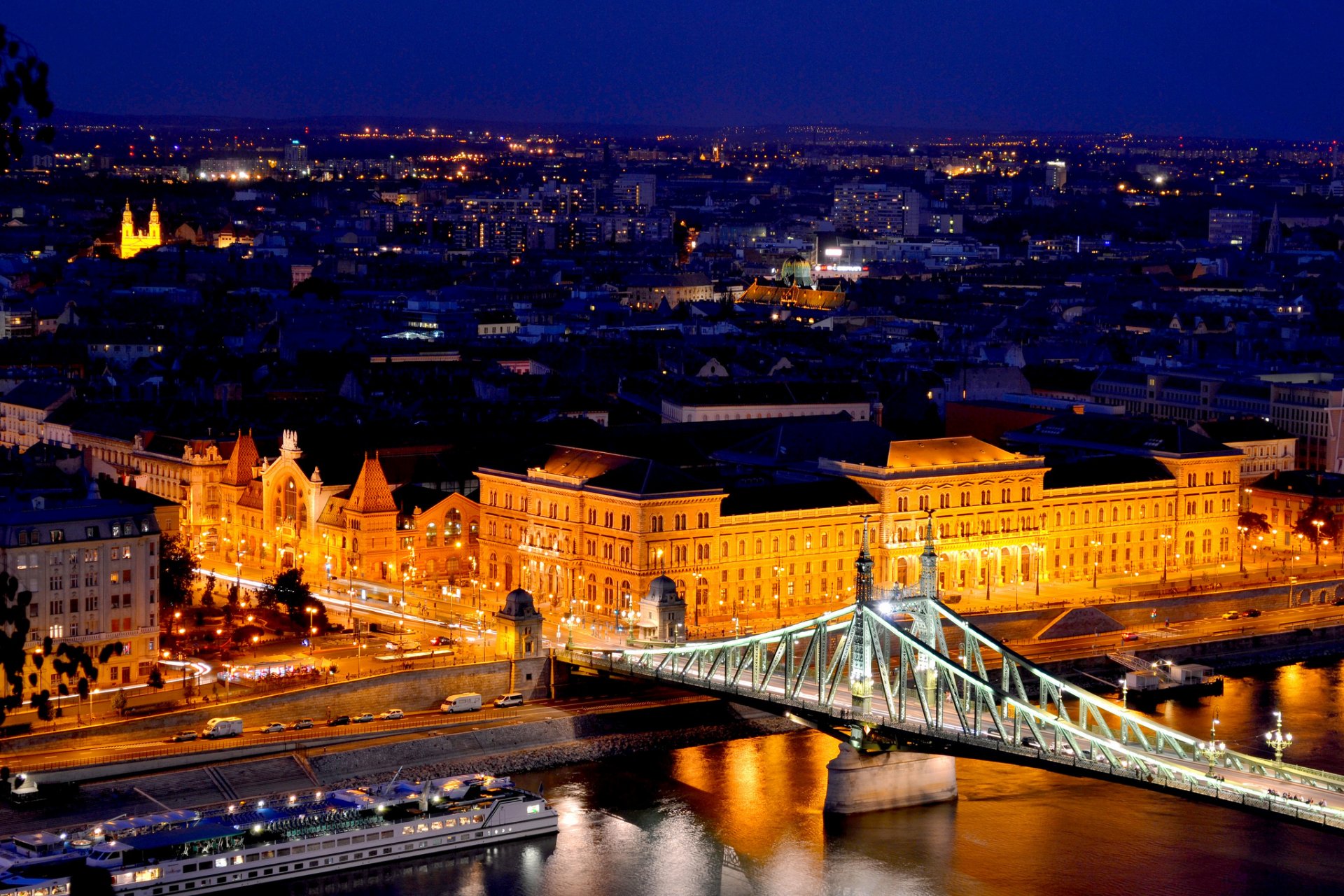 budapest ungheria magyarország szabadság hid ponte della libertà fiume danubio strada automobili case luce edifici architettura