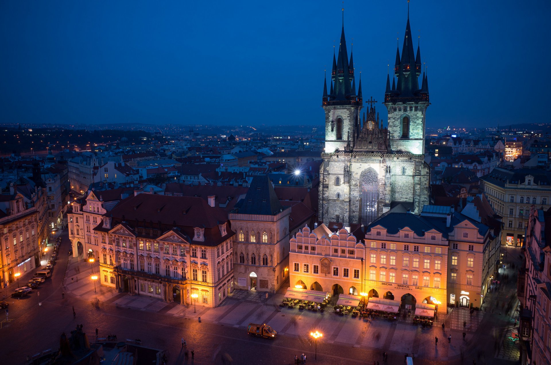 praga repubblica ceca repubblica ceca česká republika repubblica ceca repubblica città staré město staré-place staroměstské náměstí piazza della città vecchia týnský chrám tempio di týn edifici architettura illuminazione notte blu cielo