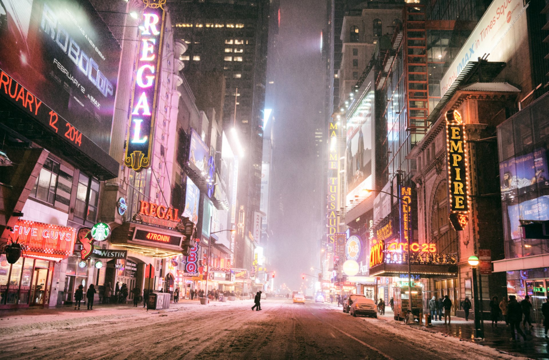 nueva york manhattan estados unidos invierno ciudad noche calle luces edificios rascacielos rascacielos carretera coches personas tiendas señalización