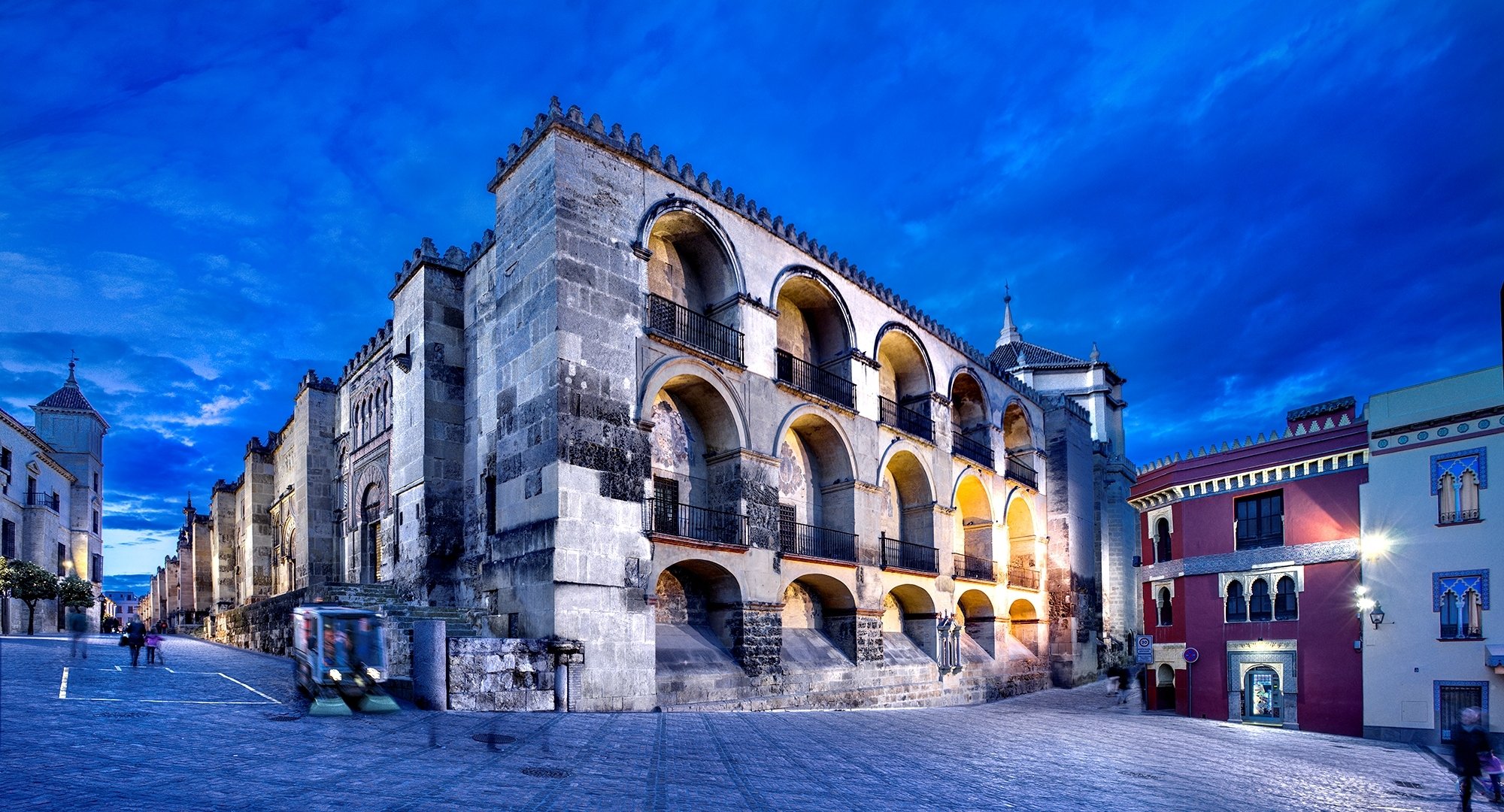 córdoba andalucía córdoba andalousie espagne mosquées de córdoba mesquita mosquée de la cathédrale de córdoba ville rue éclairage soirée personnes