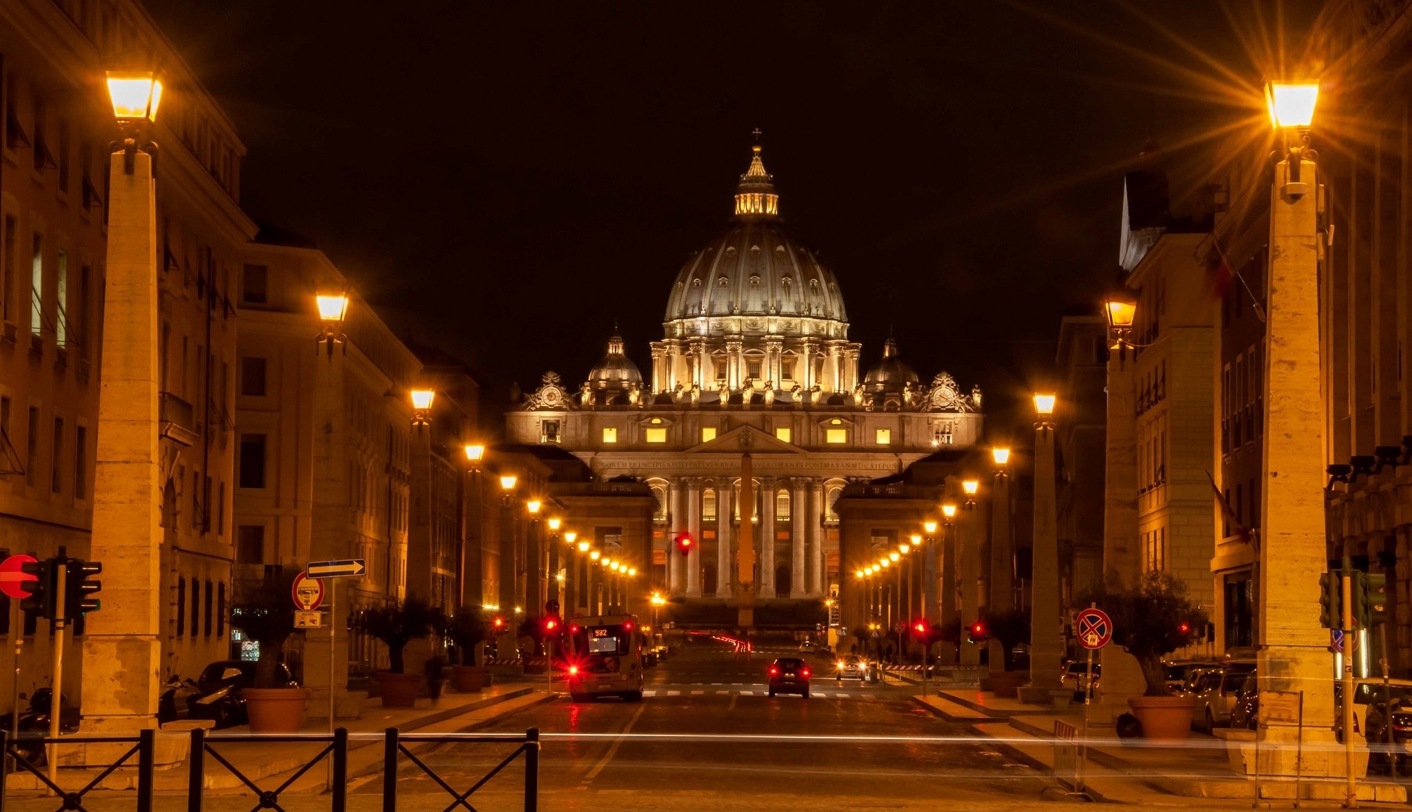 tato della città del vaticano vatican city rome italy piazza san pietro st. peter s square basilica sancti petri via della conciliazione via della conciliazione street road cars lights lighting