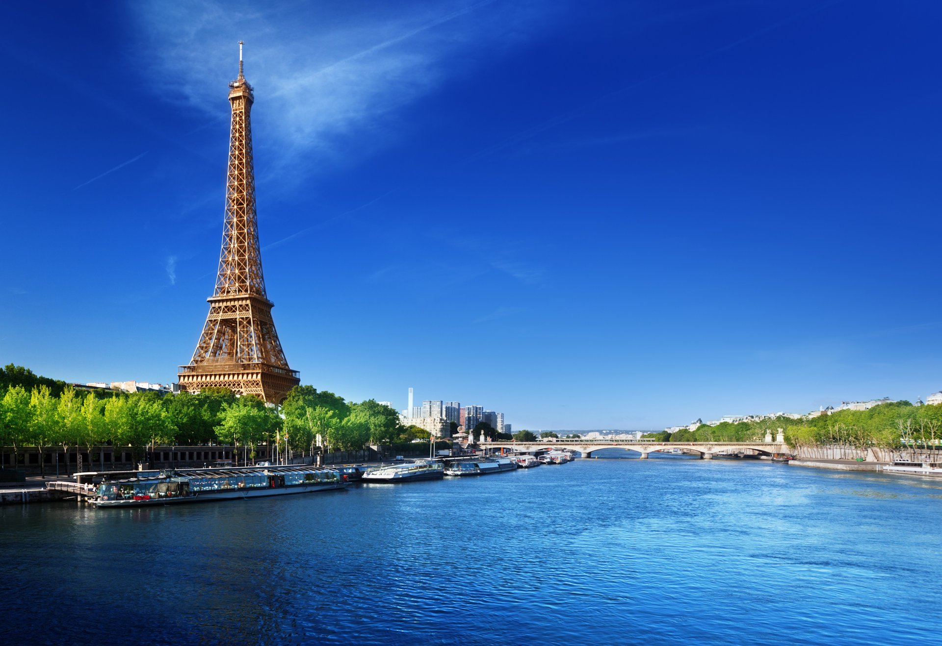 paris frankreich la tour eiffel eiffelturm fluss seine brücke straßenbahnen fluss wasser himmel blau