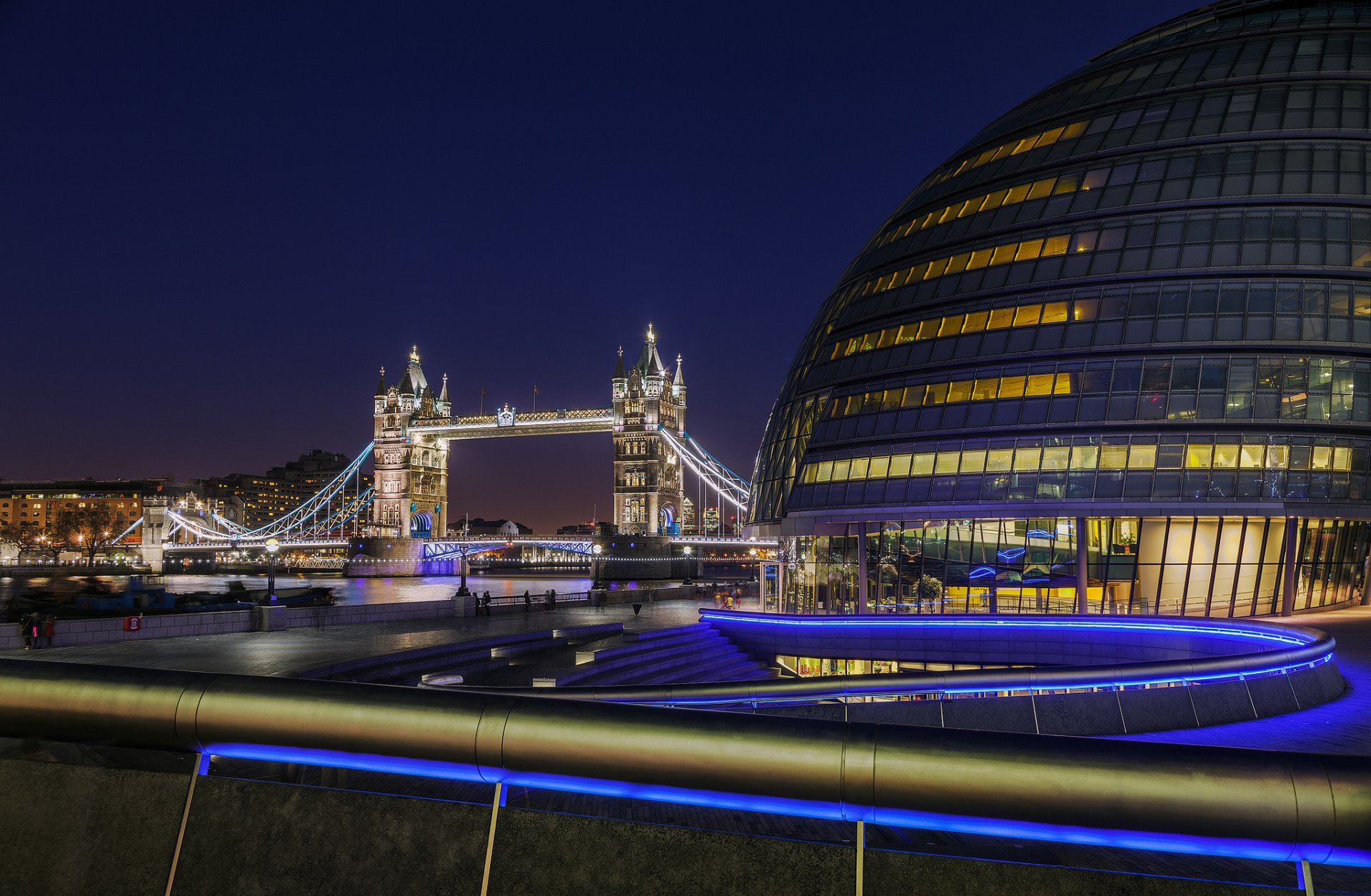 london england großbritannien tower bridge rathaus fluss thames themse nacht licht geländer