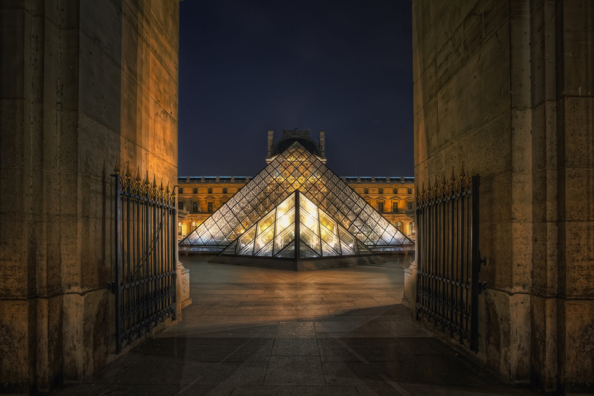 parís francia louvre museo pirámide noche