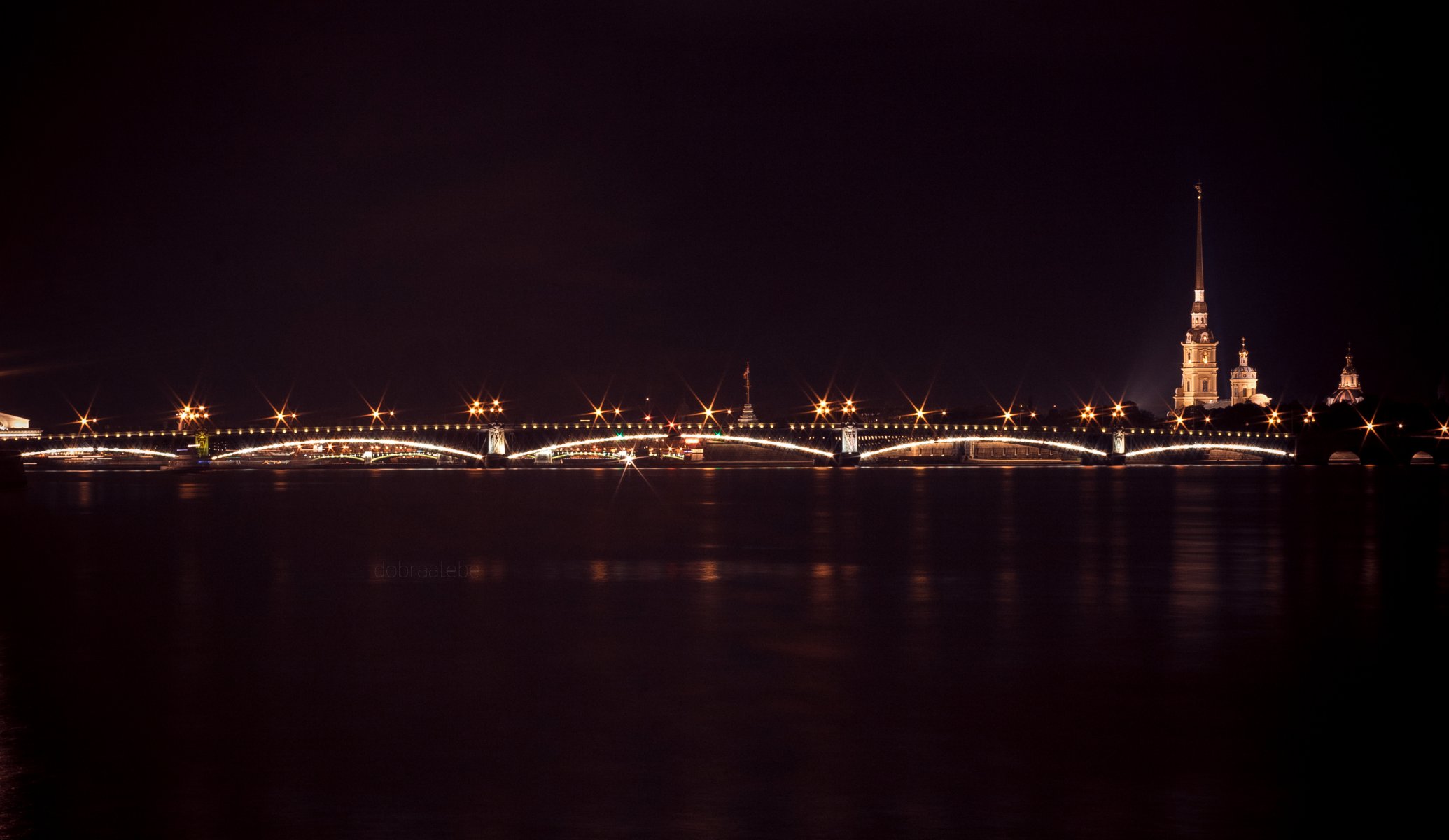 peter neva fortaleza puente dobraatebe canal noche linternas luces oscuro pared aguja