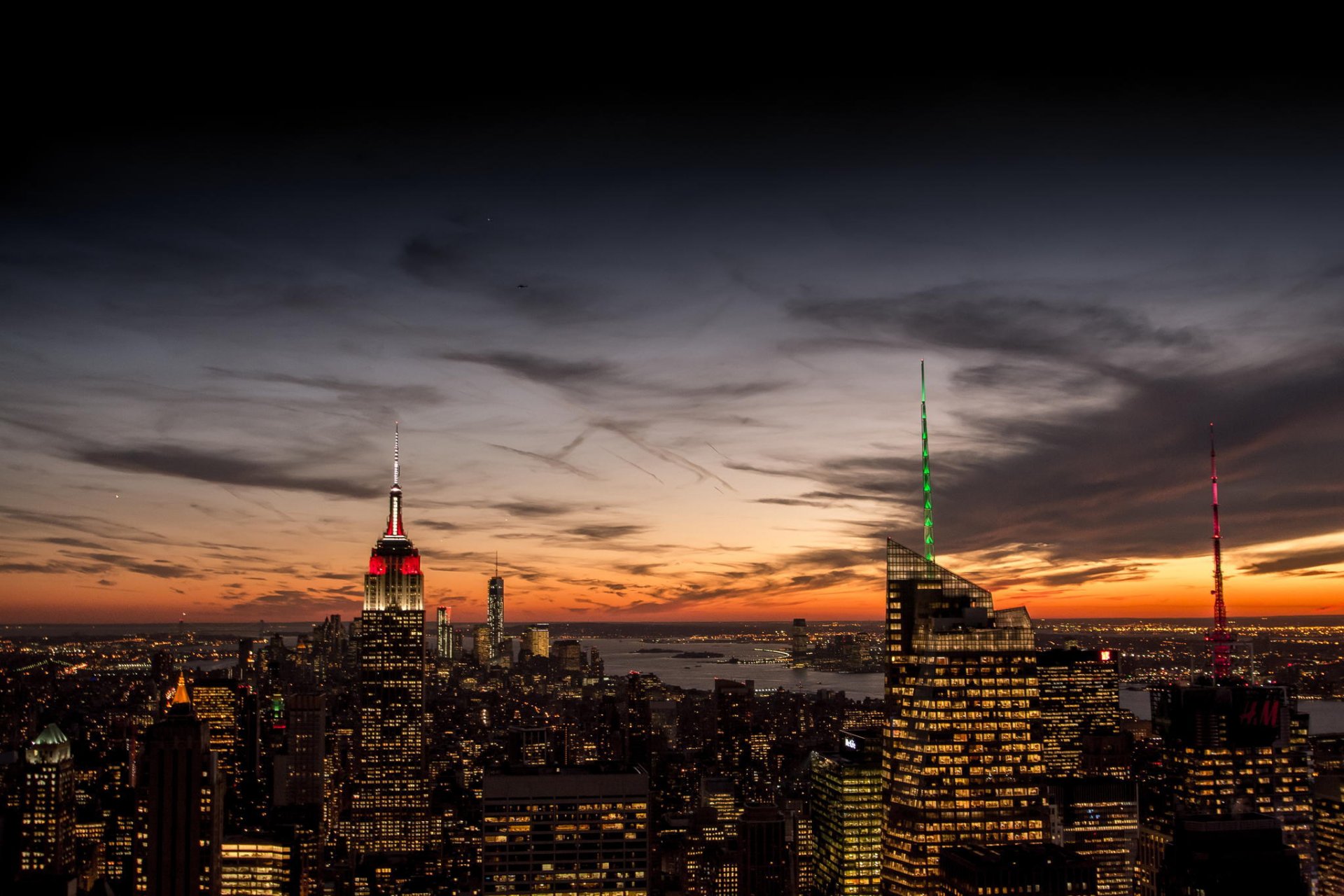 nueva york estados unidos manhattan empire state building distrito de los teatros empire state building ciudad panorama noche vista rascacielos edificios casas rascacielos luces naranja puesta de sol cielo nubes