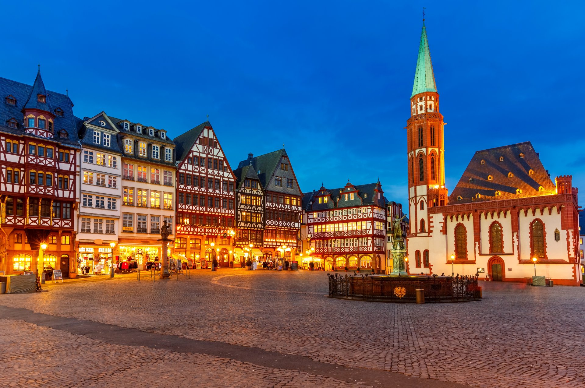 würzburg würzburg niemcy miasto wieczór plac światła oświetlenie światło latarnie zabytki domy budynki