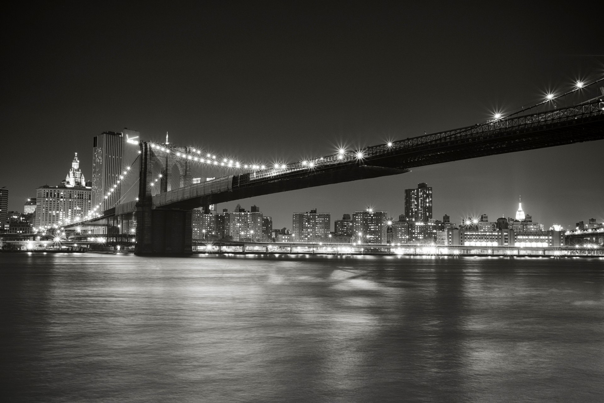 nowy jork usa brooklyn bridge east river cieśnina manhattan miasto noc światła oświetlenie czarno-białe