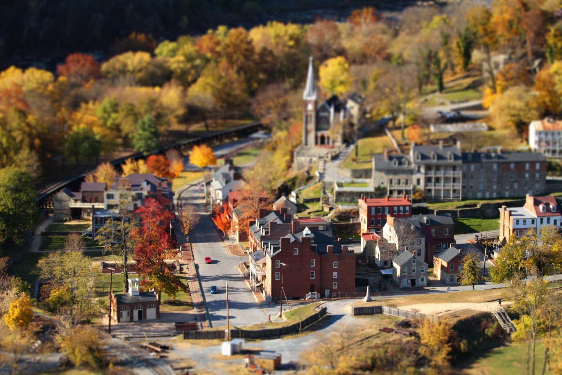 kleine stadt herbst häuser bäume tilt-shift