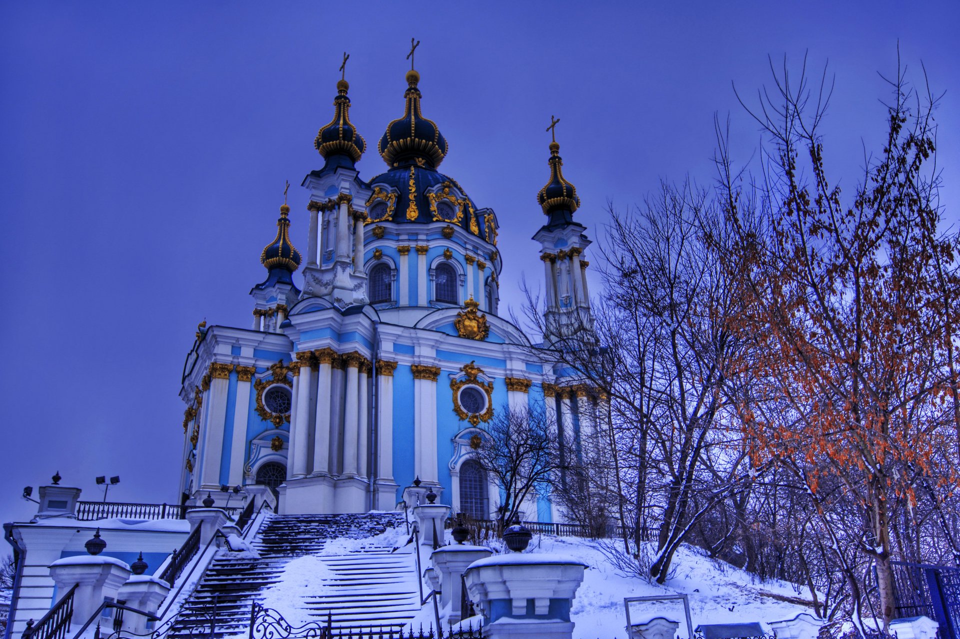 kiev ucraina cielo sera chiesa di sant andrea discesa di sant andrea neve alberi inverno