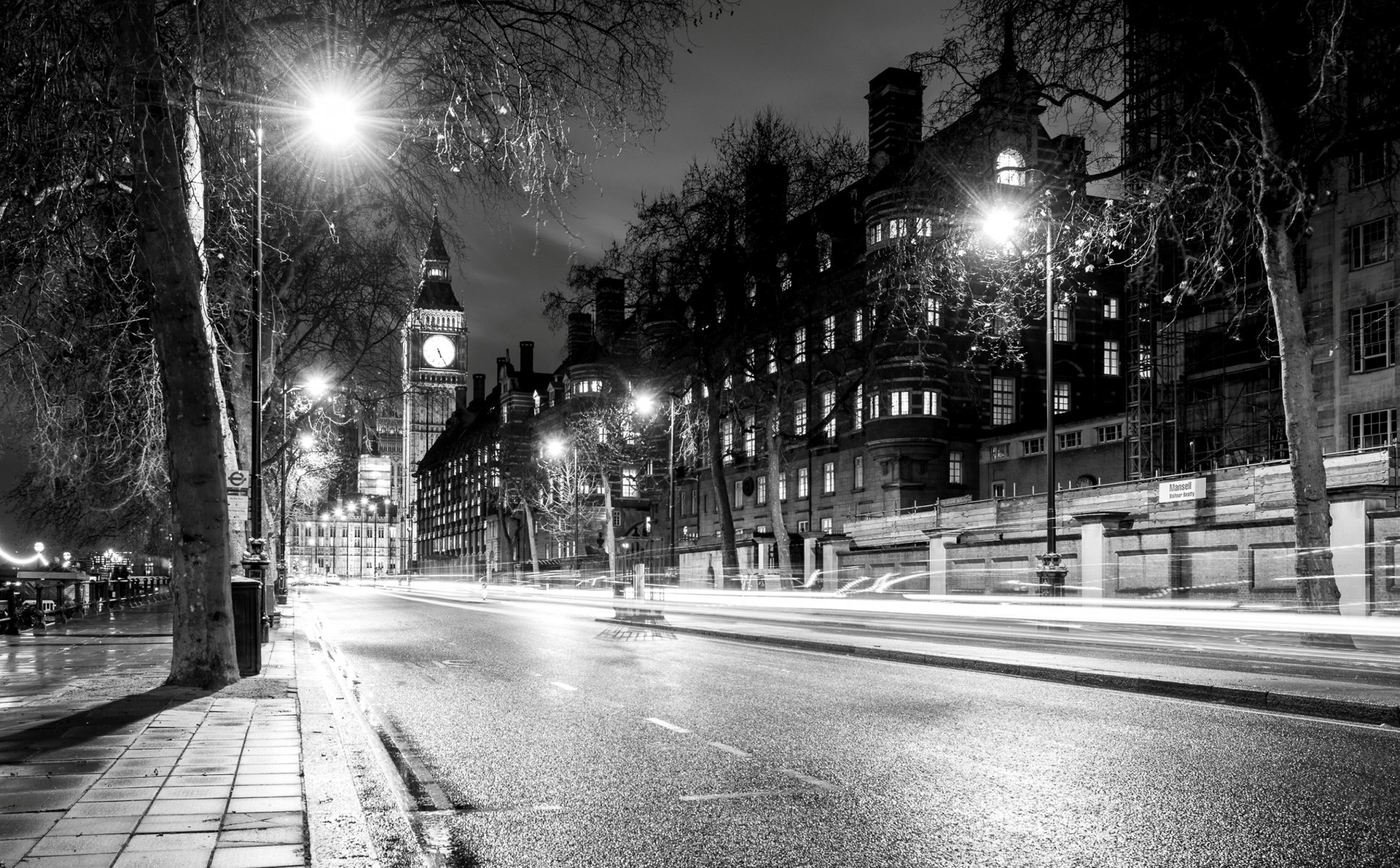 london england großbritannien big ben big ben stadt nacht straße belichtung licht bäume laternen häuser gebäude architektur schwarz und weiß