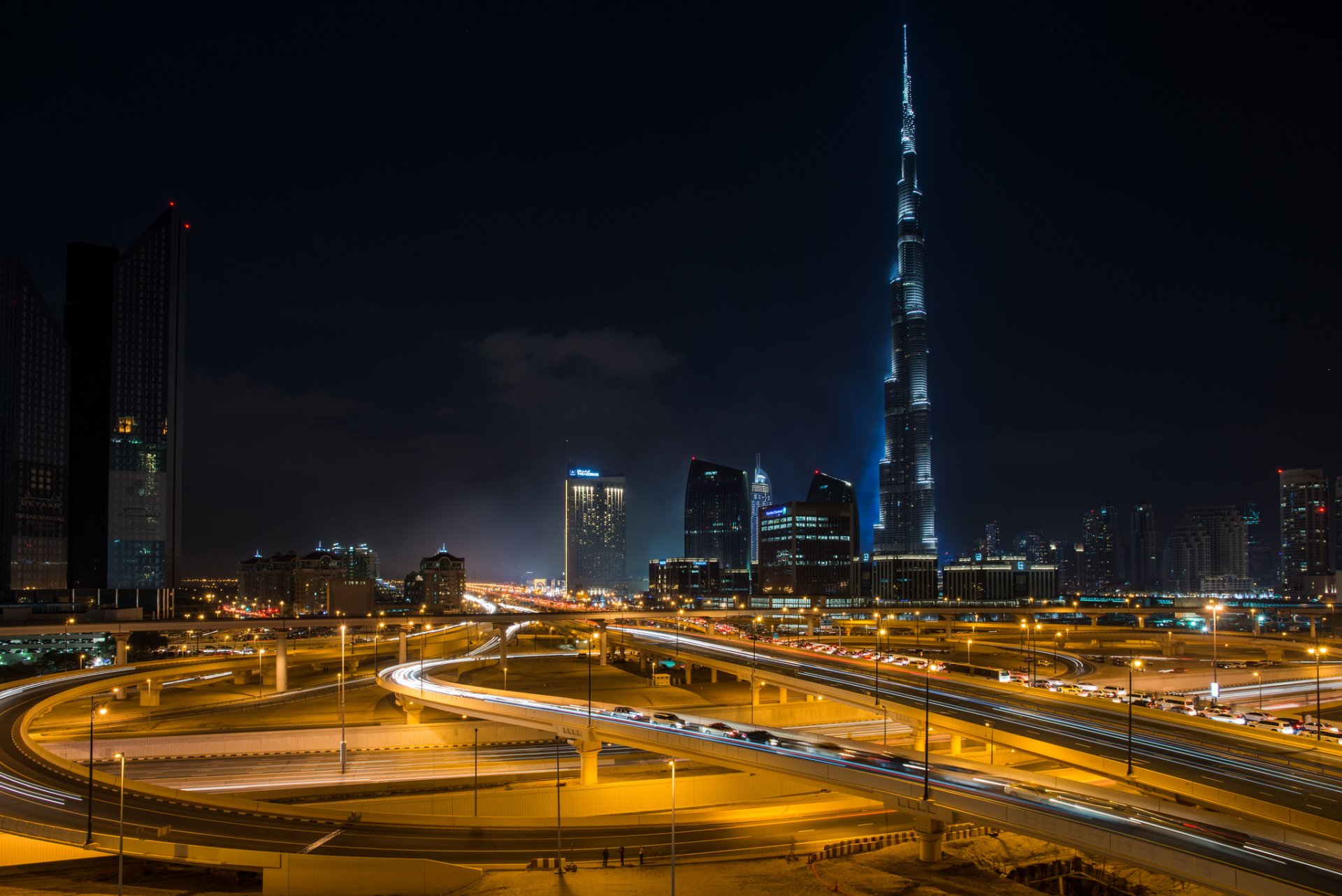 stadt dubai burj khalifa naght burj khalifa häuser hochhäuser gebäude straßen brücken abend