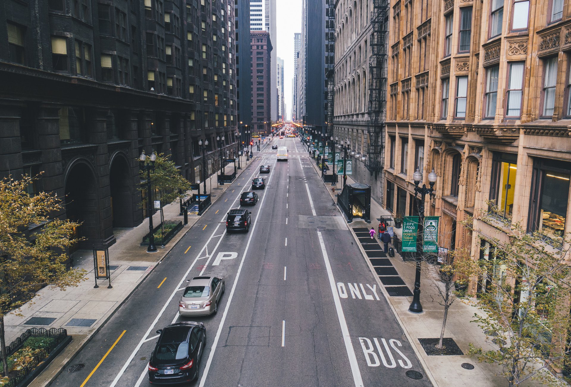 chicago skyscraper buildings people street