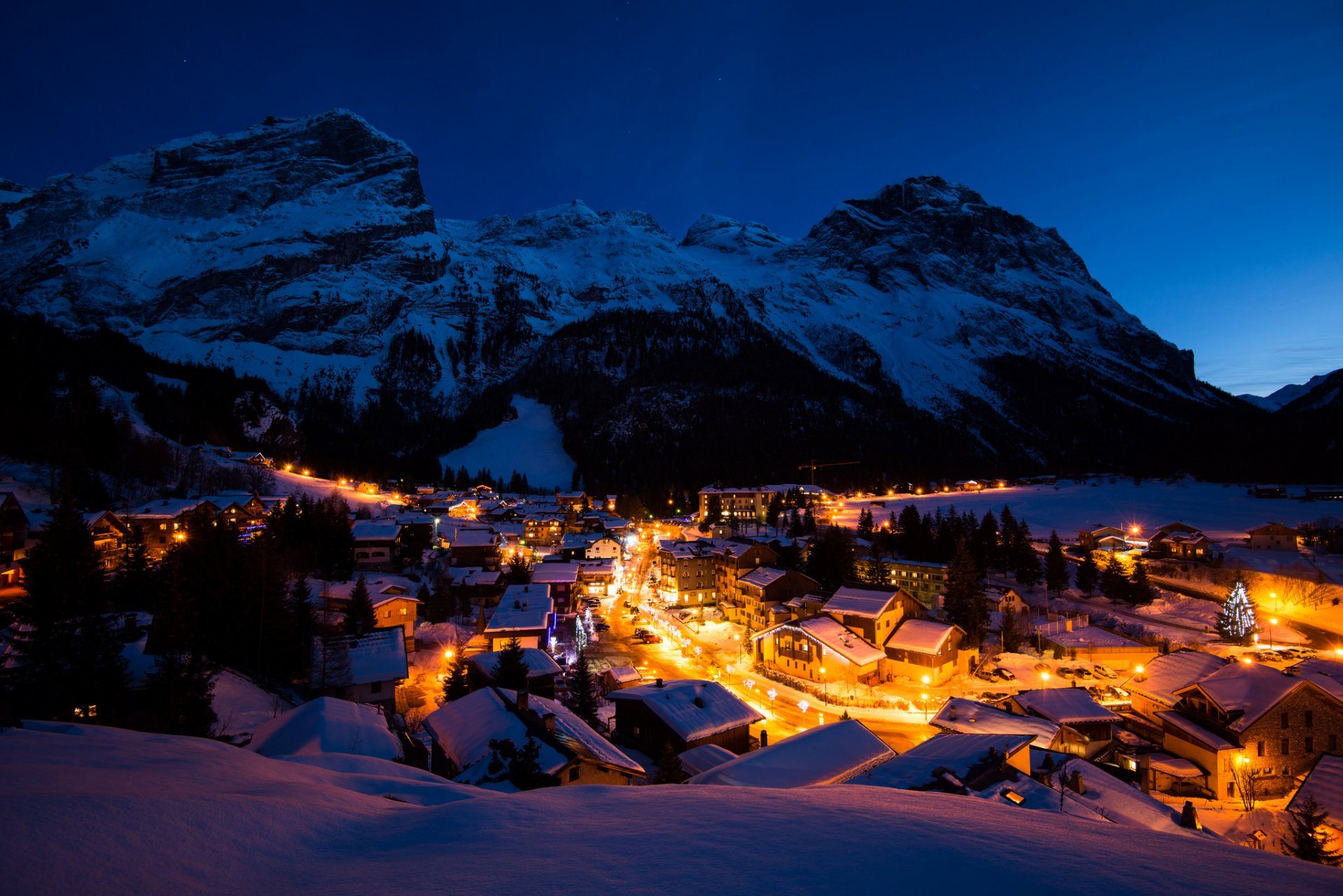 vanoise francia alpi villaggio montagne case edifici notte neve luci luce inverno