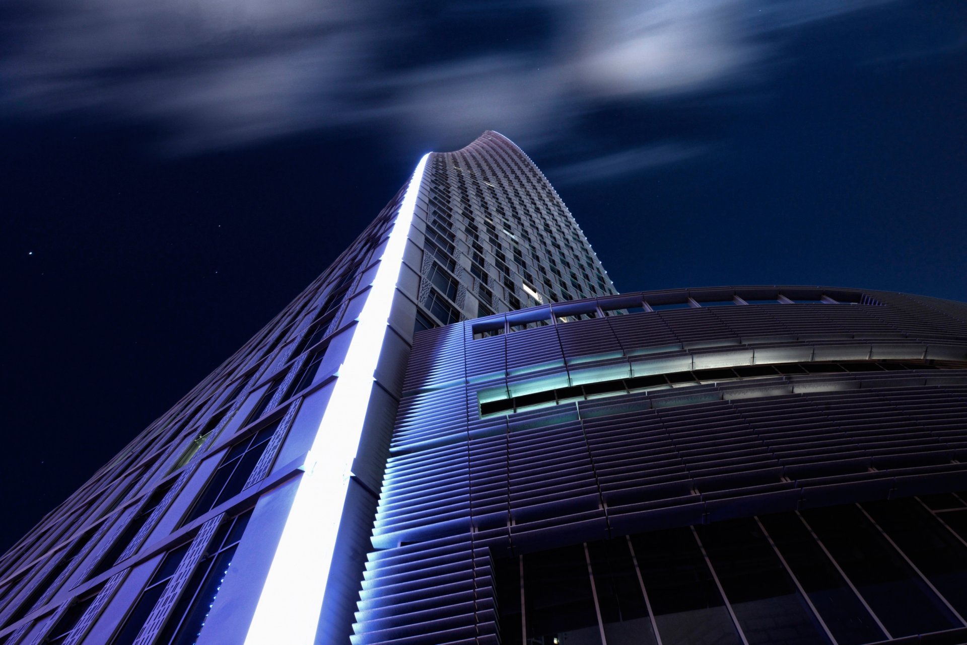 edificio ventanas cielo