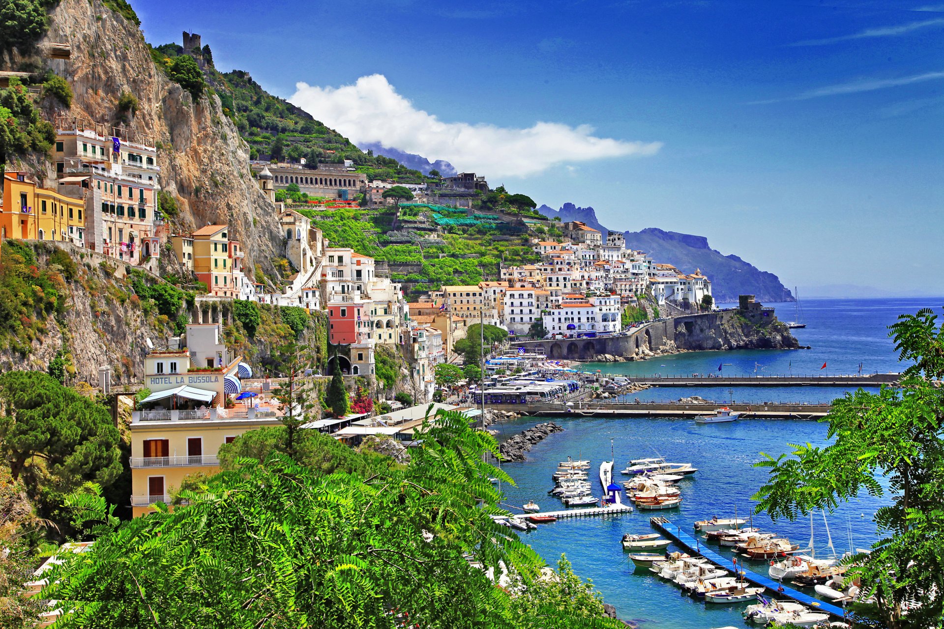 positano salerno italien himmel meer berge häuser felsen boote yachten bucht bucht