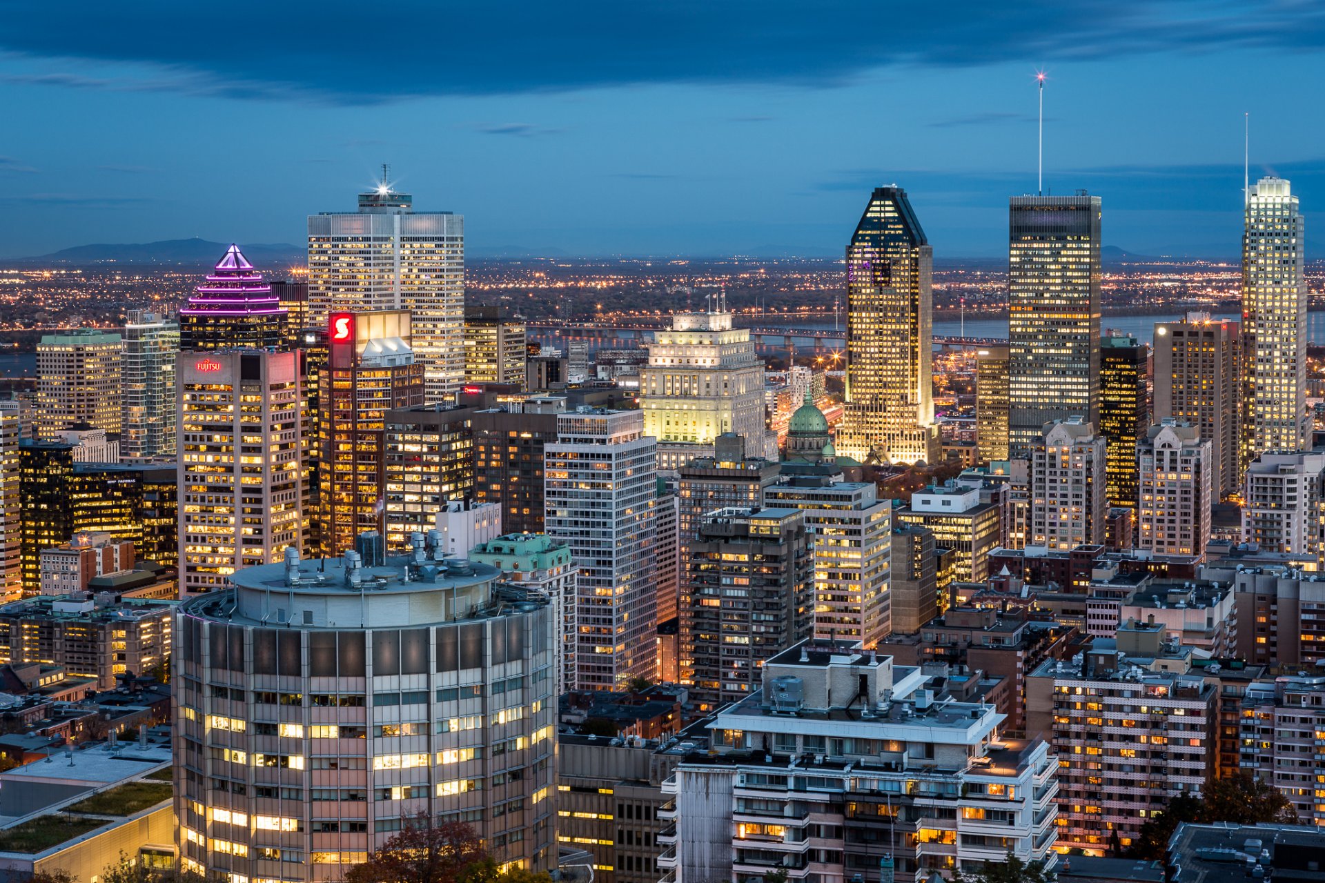 montreal kanada quebec stadt nacht blau himmel wolkenkratzer gebäude häuser lichter beleuchtung