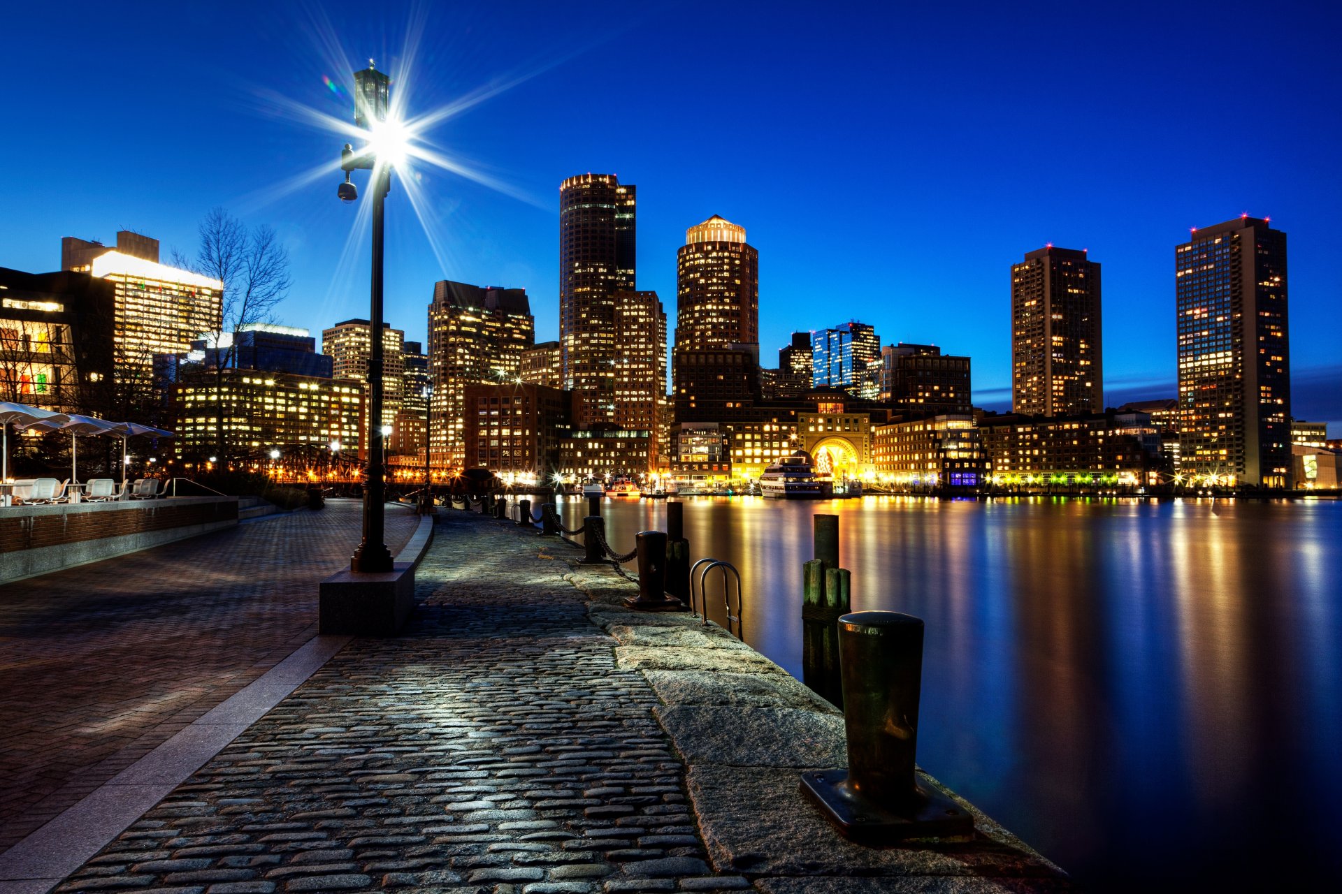 boston massachusetts estados unidos ciudad noche iluminación terraplén adoquines piedras río casas edificios rascacielos