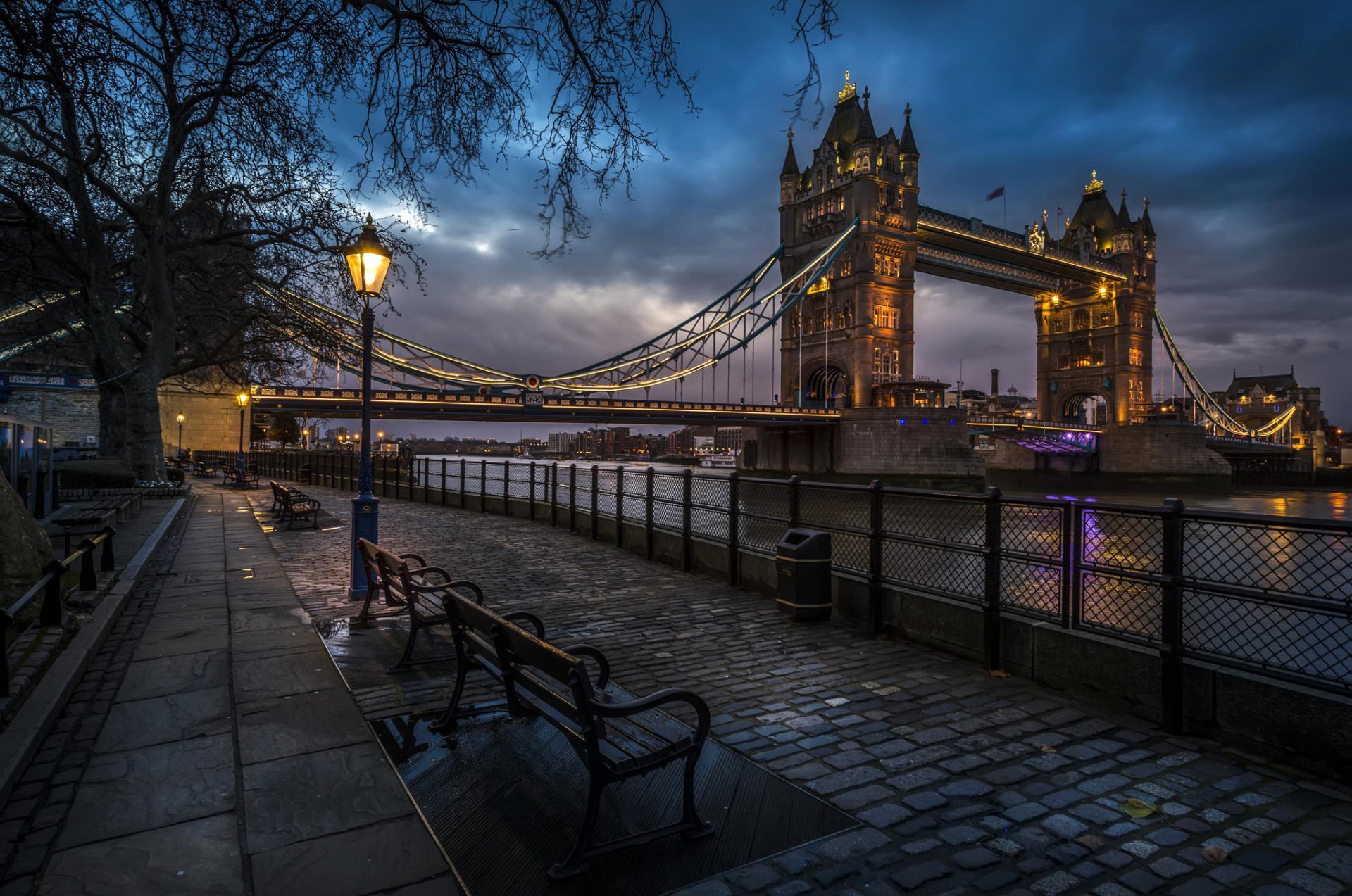 londra inghilterra città tower bridge regno unito lungomare fiume marciapiede negozi lanterne luci sera