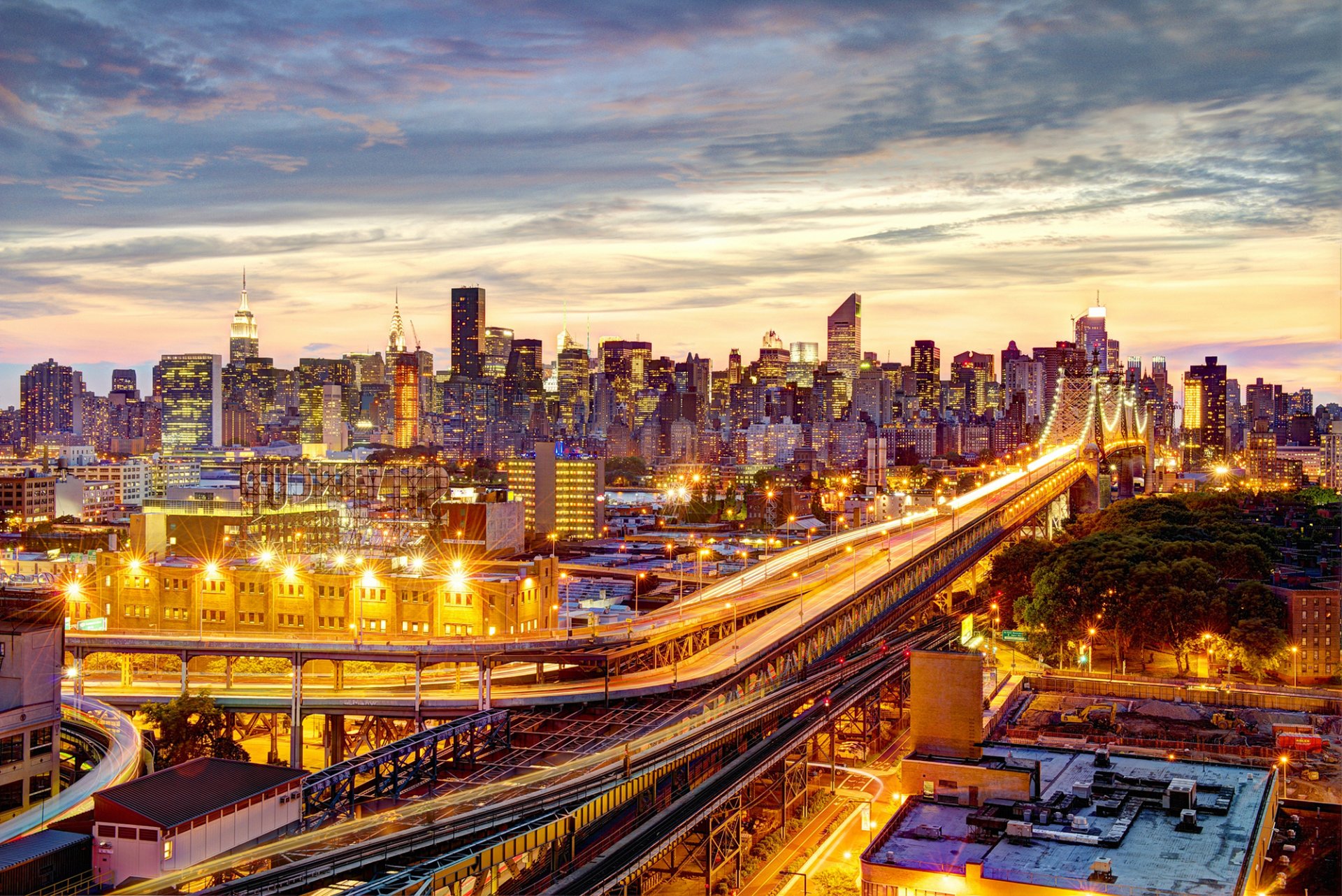 new york queensboro bridge manhattan usa quinsborough bridge stadt abend beleuchtung lichter laternen straße wolkenkratzer häuser gebäude hochhäuser dächer