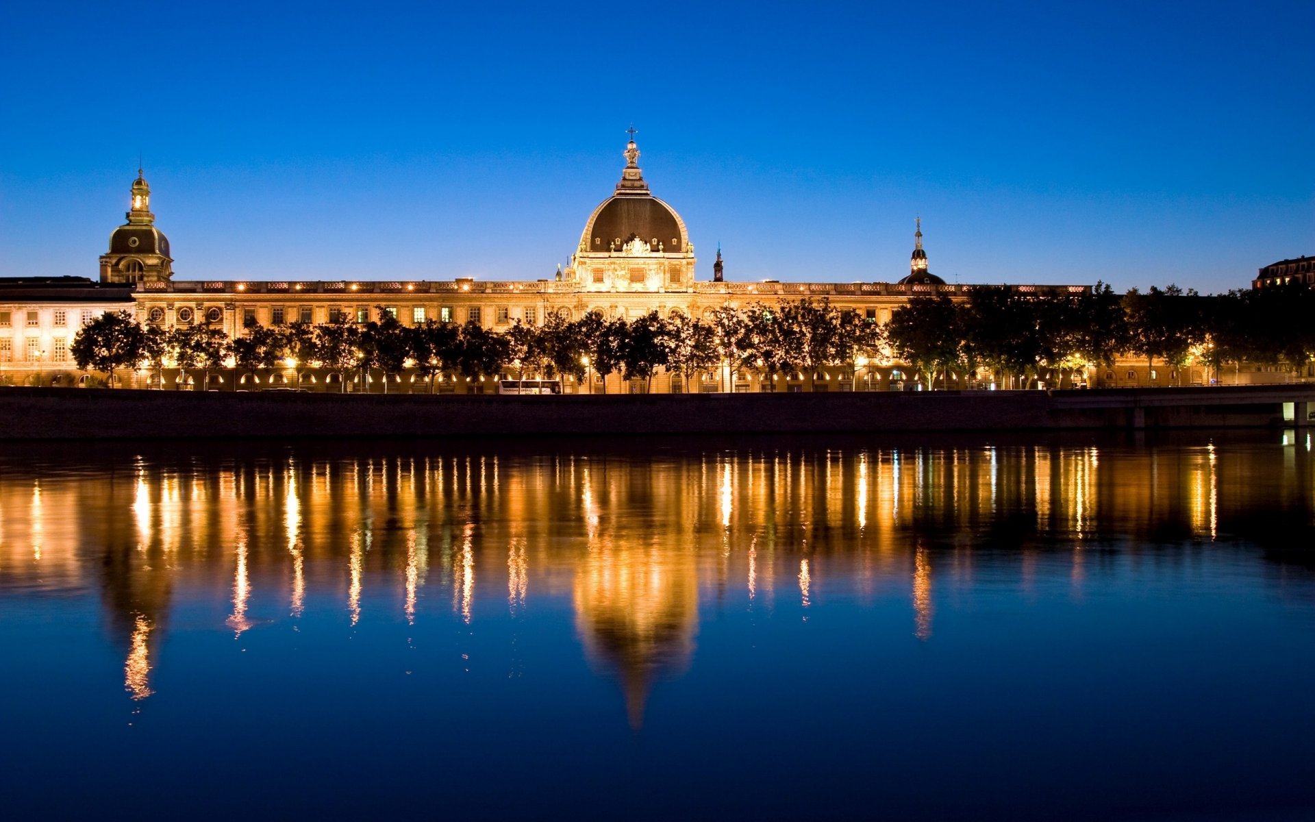 lyon francia europa tarde noche río luces autobús viaje