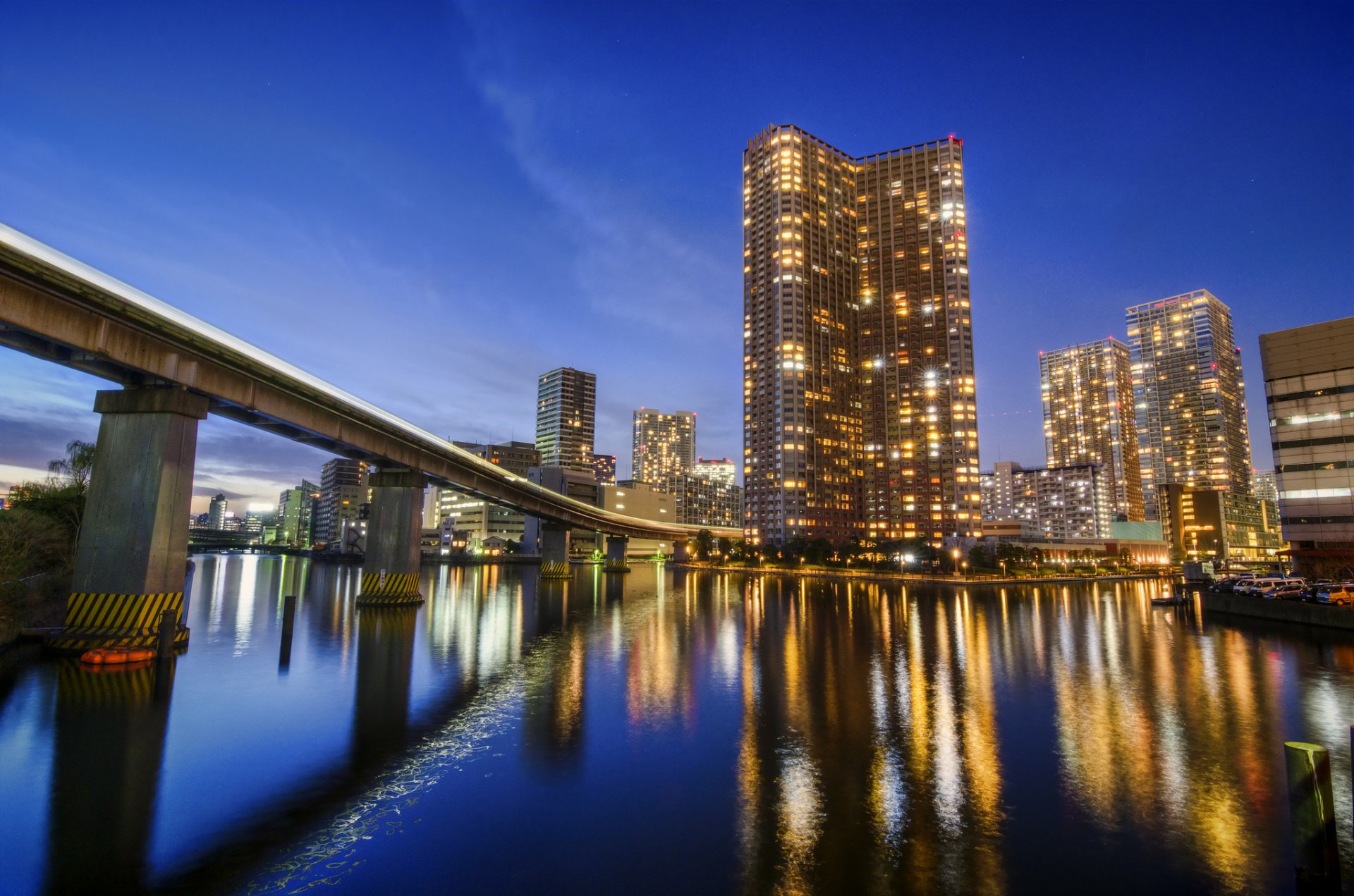 tokyo japon minato ville nuit eau réflexion baie gratte-ciel lumières bâtiments gratte-ciel maisons