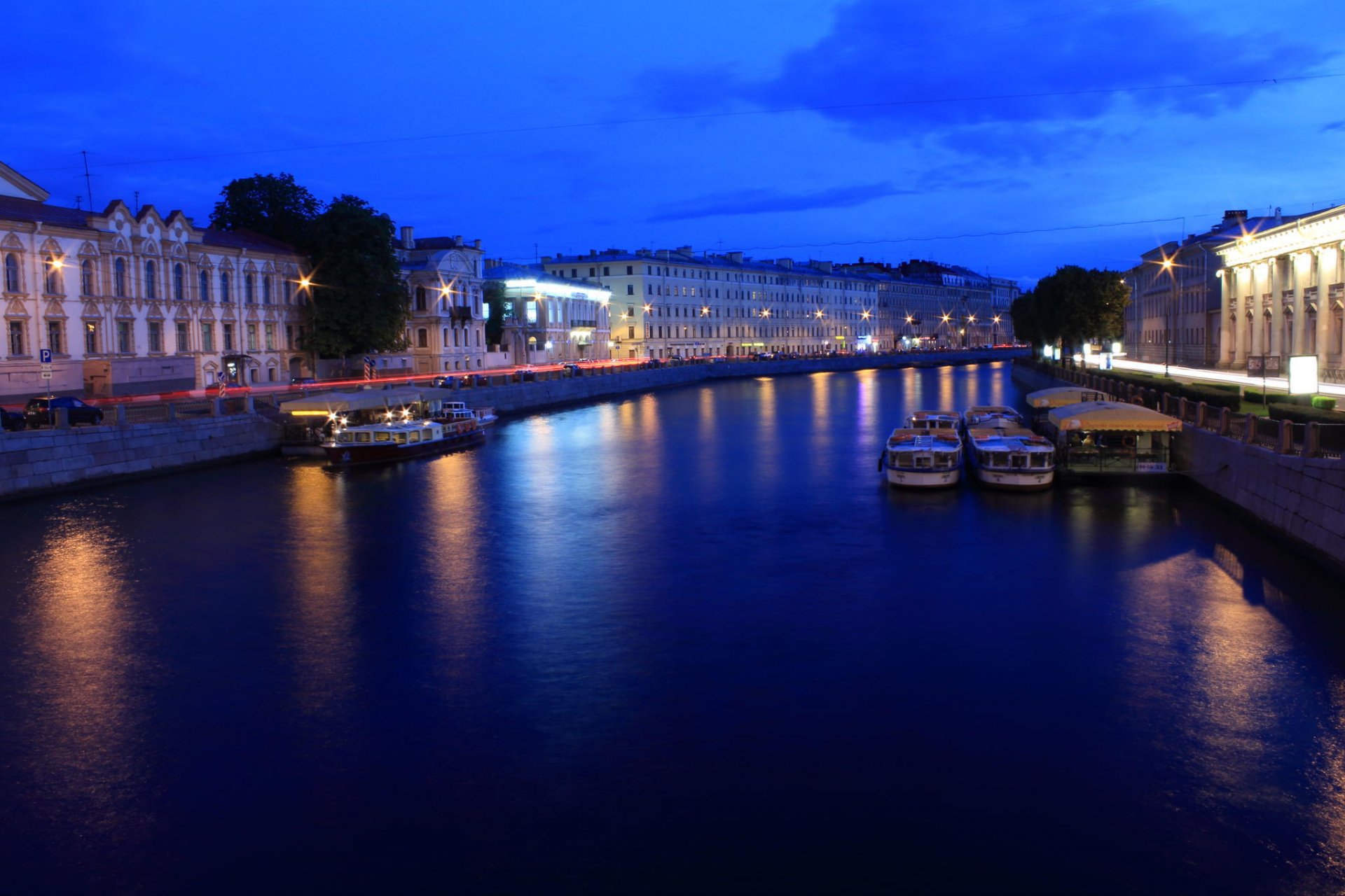 st. petersburg peter russland nacht lichter laternen fluss brunnen