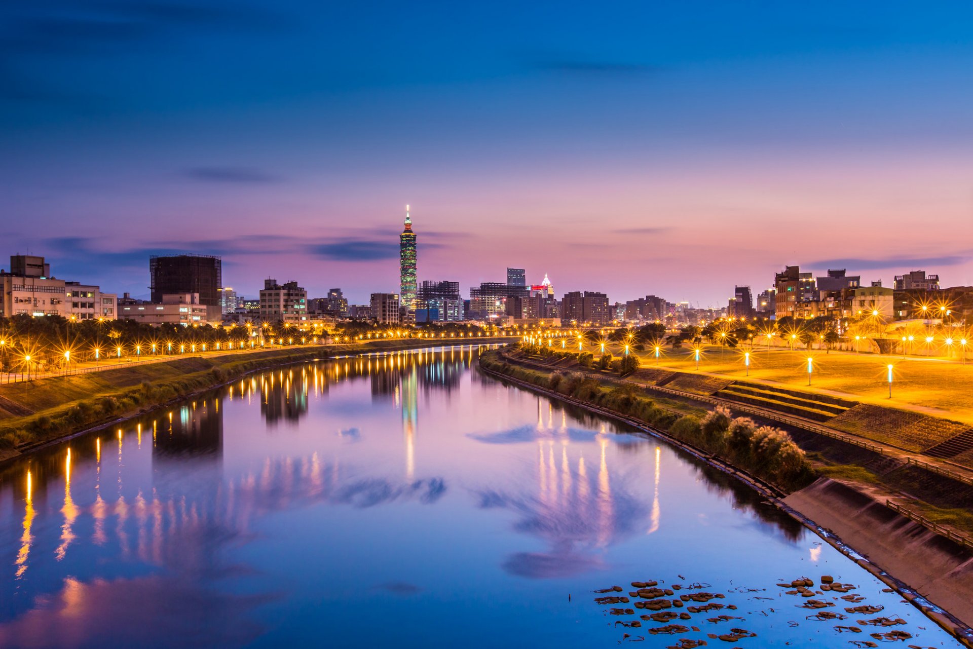 chine république populaire de chine taiwan taipei ville rivière soirée bleu rose ciel lumière lumières lanternes réflexion bleu rose