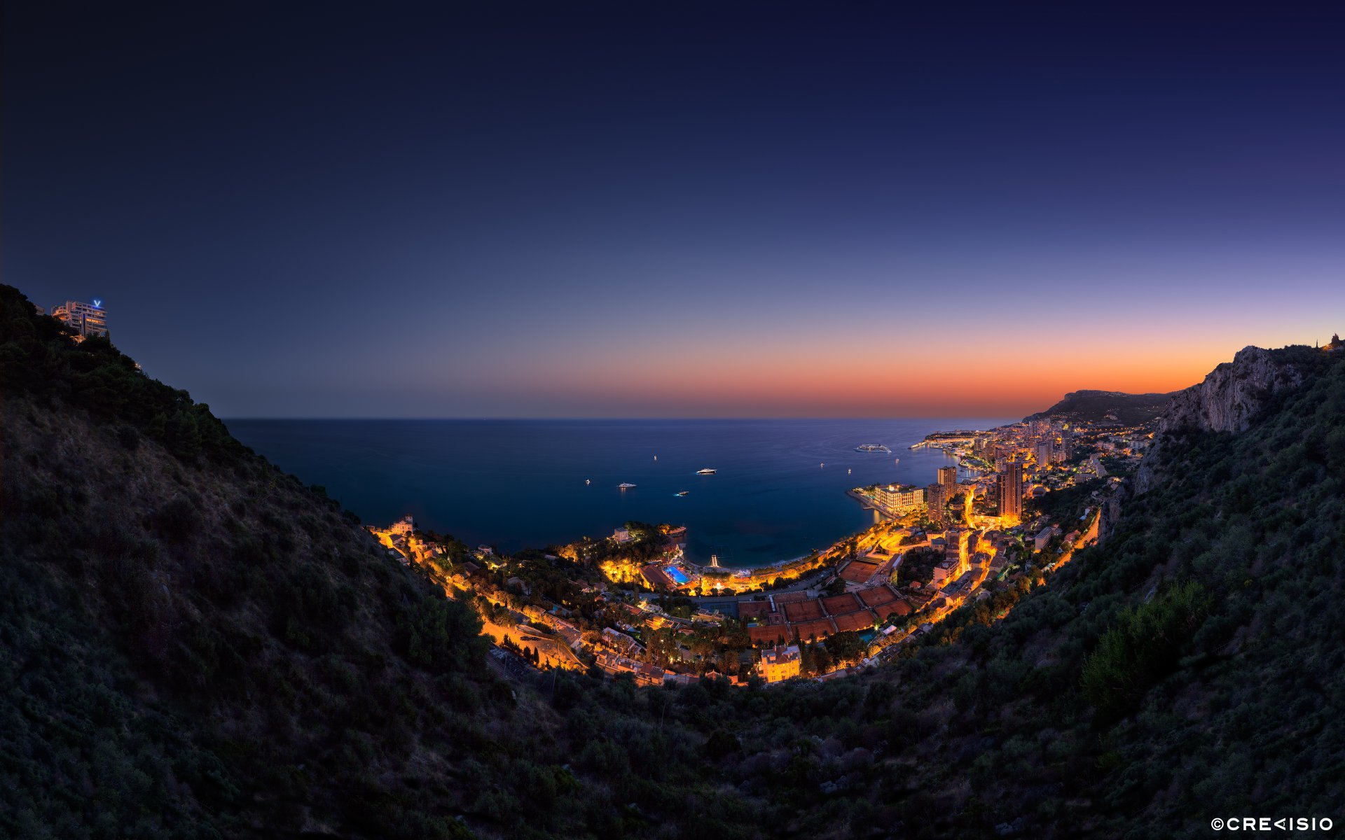 vista palace über monaco stadt meer hügel abend lichter berg