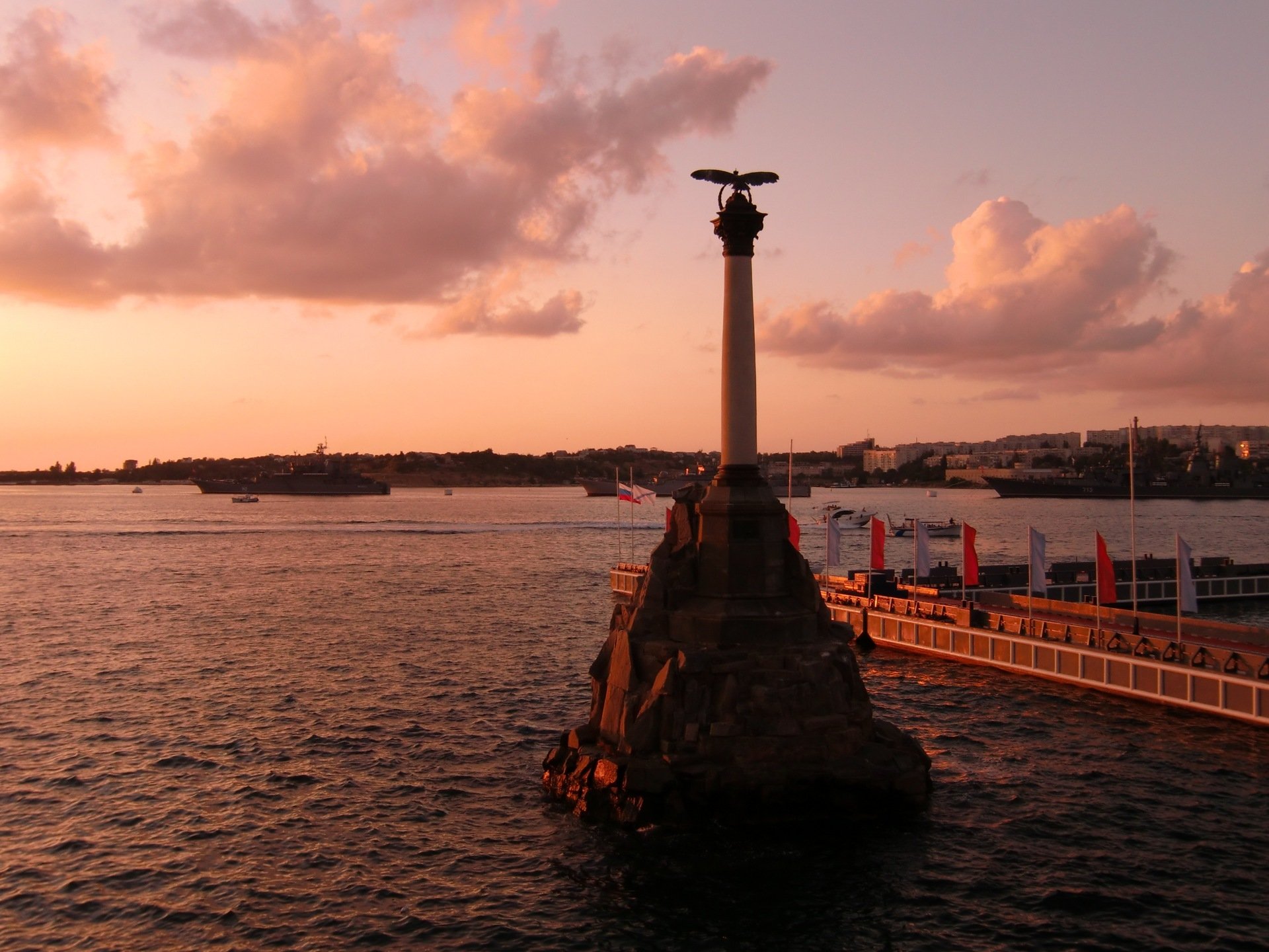 sebastopoli città eroe acqua monumento alle navi sommerse argine tramonto sera nuvole russia