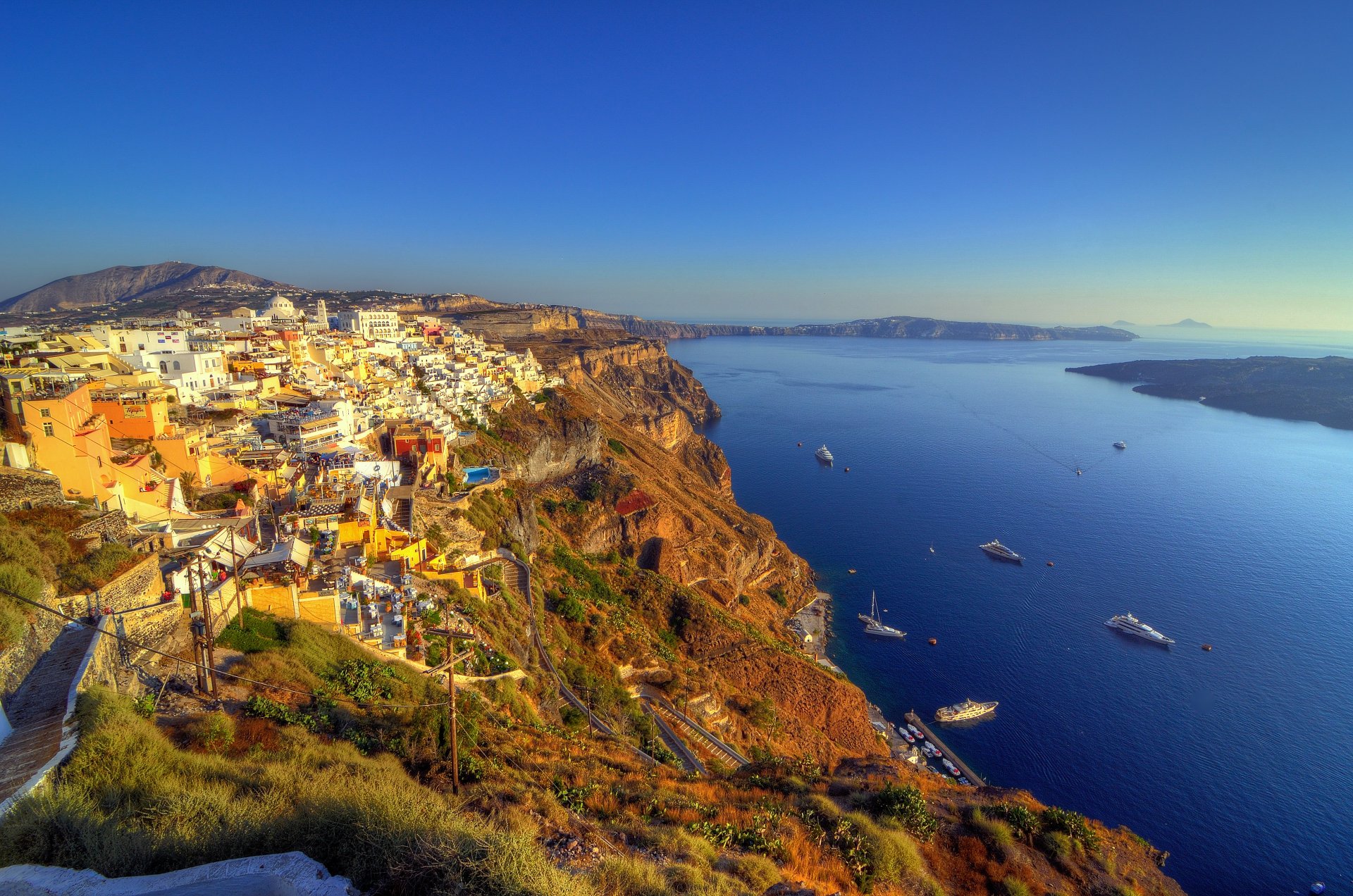 grecia santorini città città case architettura montagne rocce paesaggio mare yacht