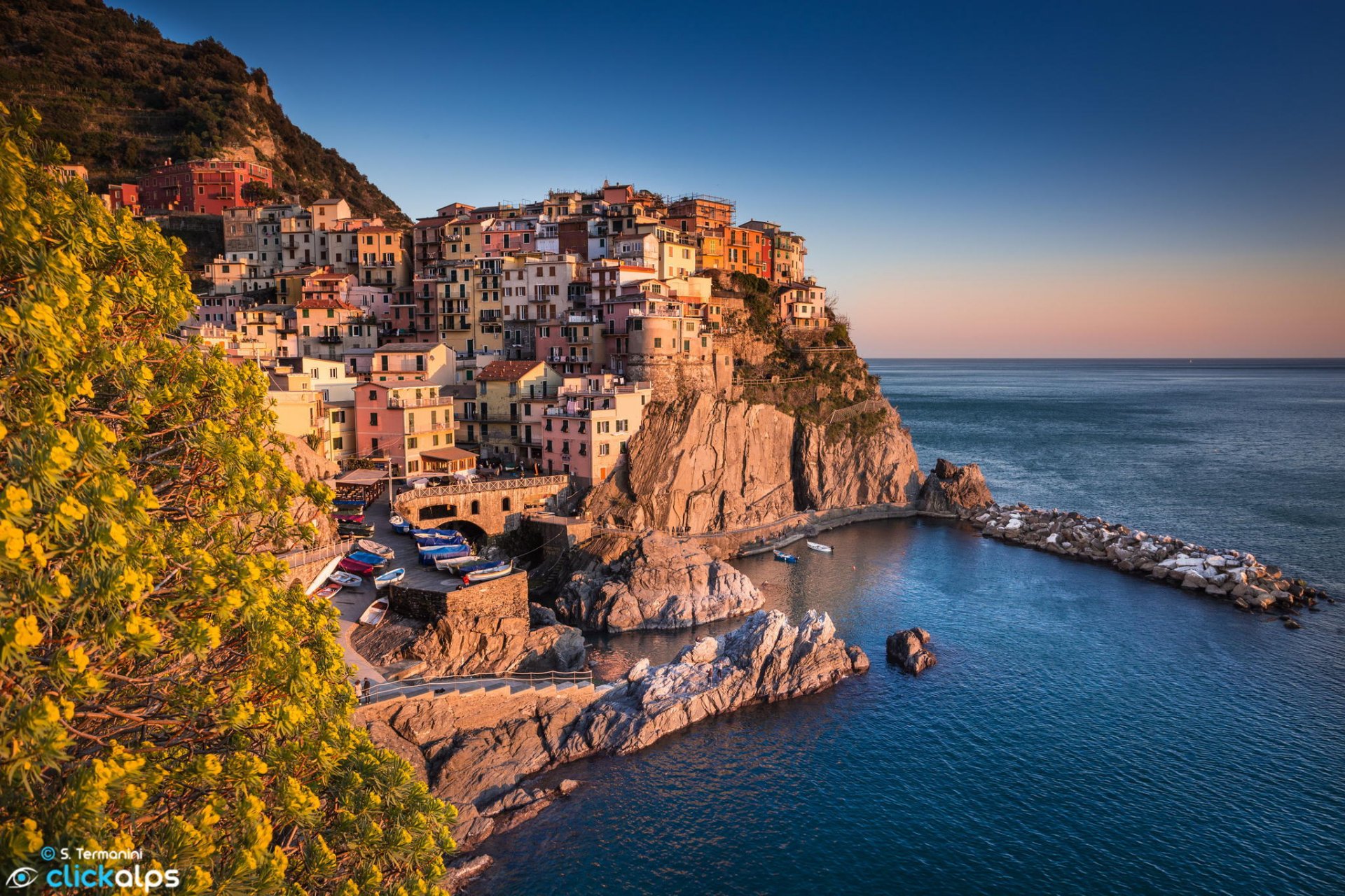 italie ligurie province della spezia parc national des cinque terre manarola ville maisons bâtiments côte mer ligure pierres rochers paysage