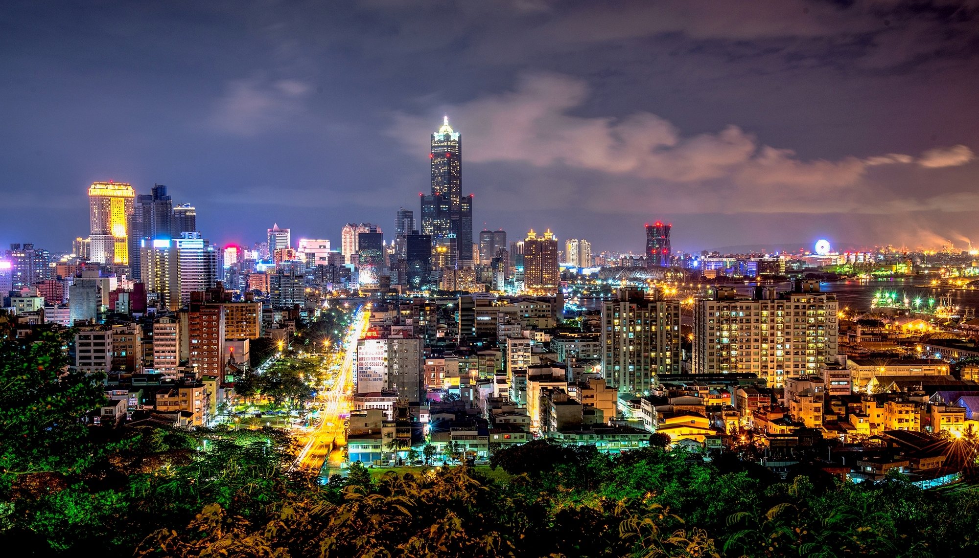 taiwan kaohsiung volksrepublik china republik china stadt nacht häuser gebäude wolkenkratzer lichter straße beleuchtung