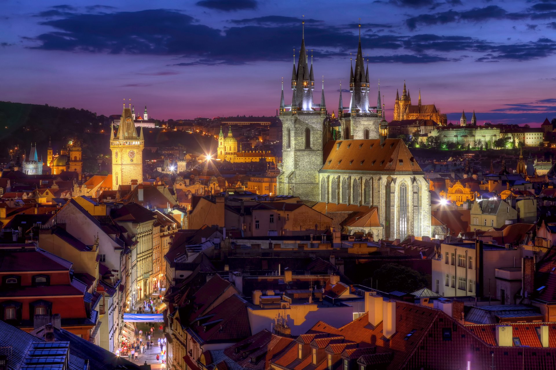 prague république tchèque temple de tyn bâtiments toits ville de nuit panorama