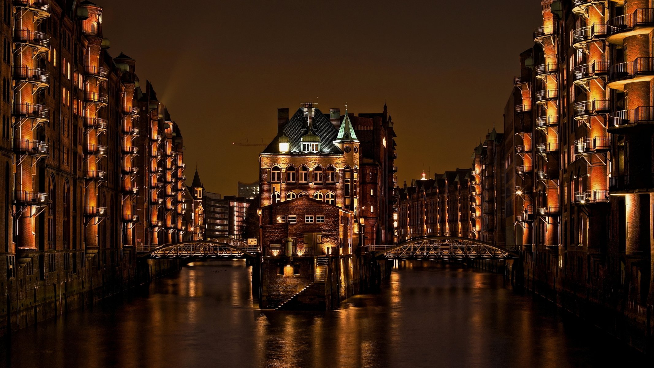 amburgo germania speicherstadt speicherstadt città notte ponti canale case edifici luce