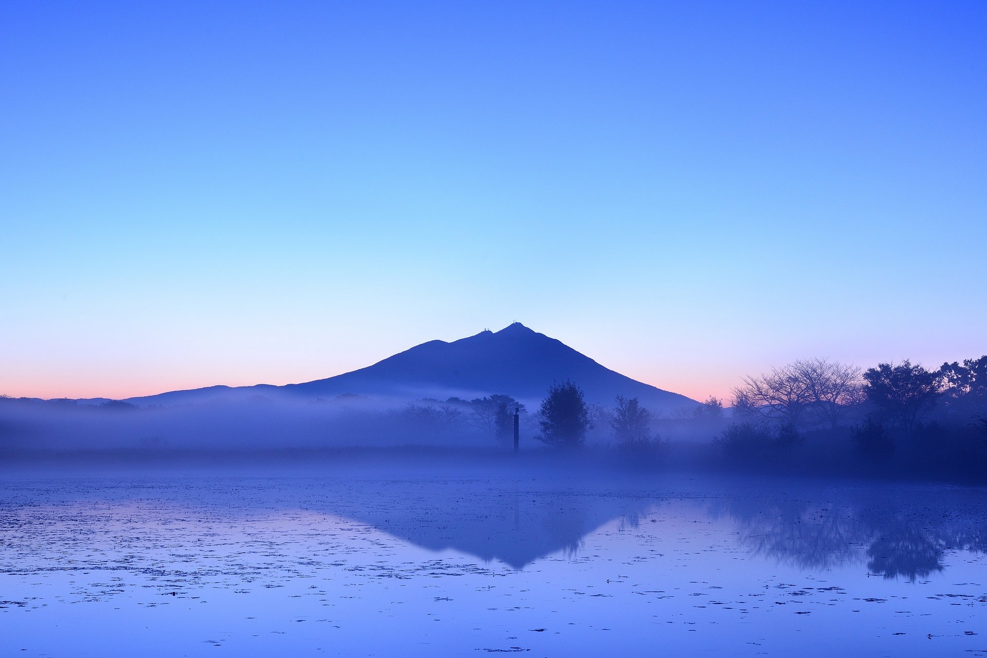 japon montagne soirée arbres brume