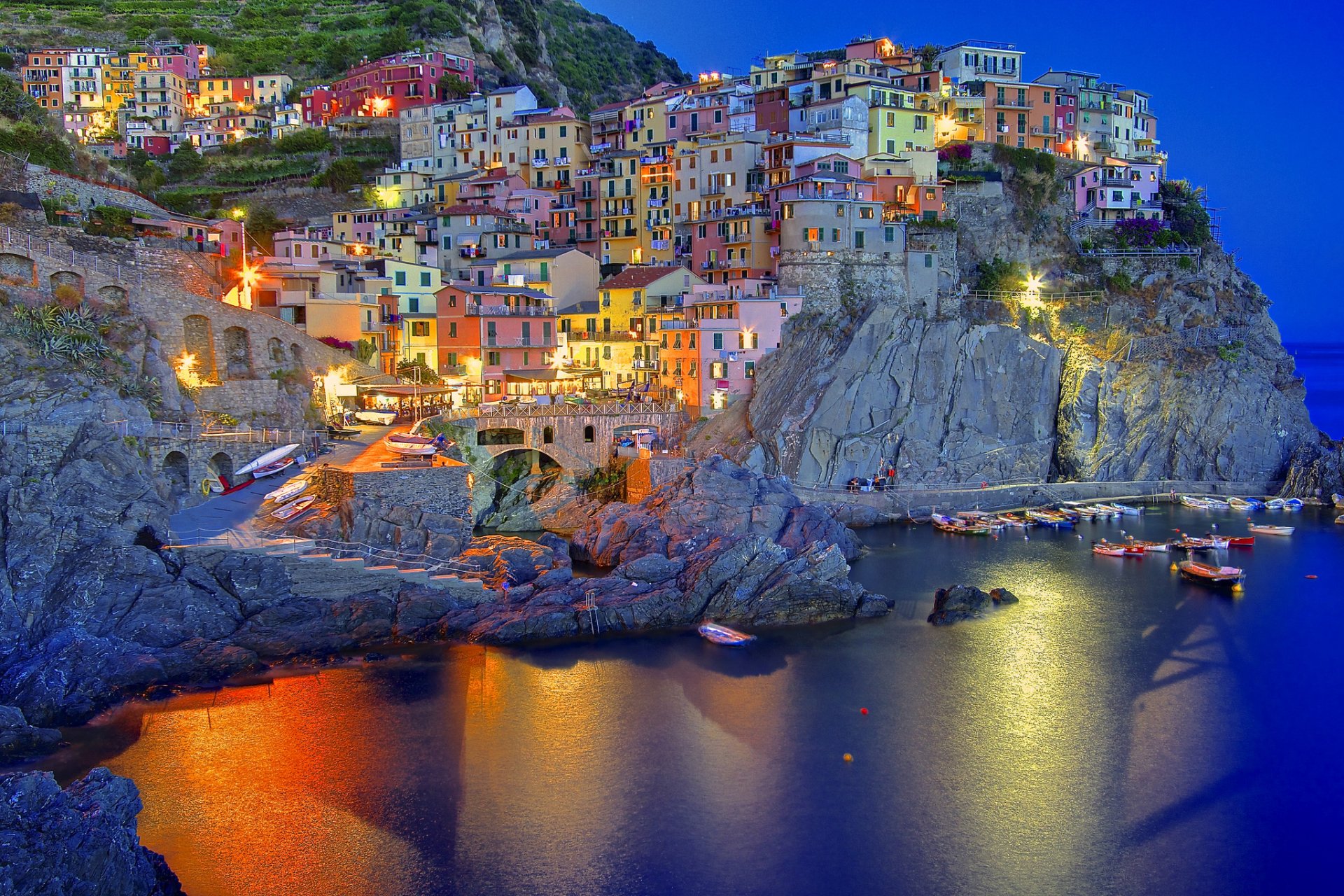 italia liguria manarola italy night twilight lights reflection