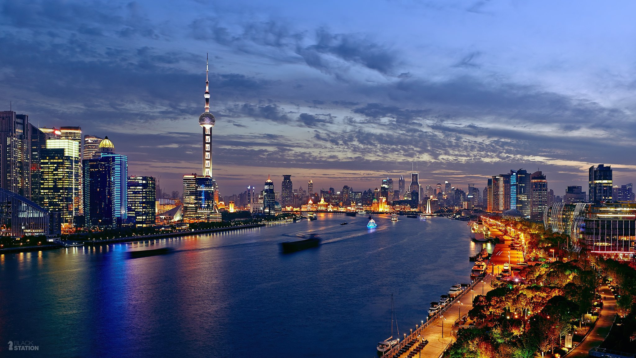 asia china ciudad shangai torre de la perla oriental tarde casas reflexiones agua luces barcos naves exposición