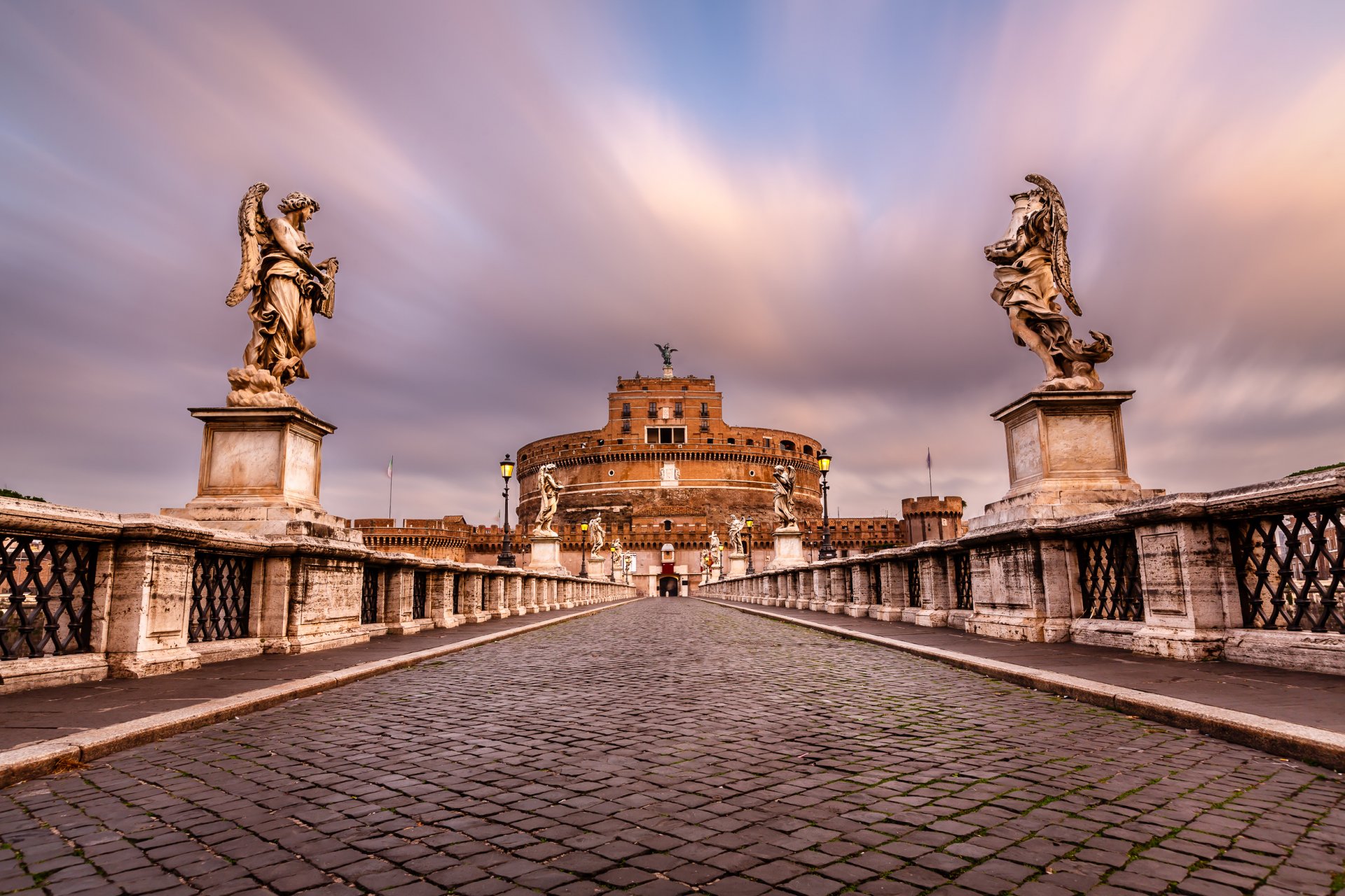 castel sant angelo hadrian-mausoleum sant angelo-brücke ponte sant angelo rom italien schloss des heiligen engels brücke des heiligen engels pflastersteine skulpturen