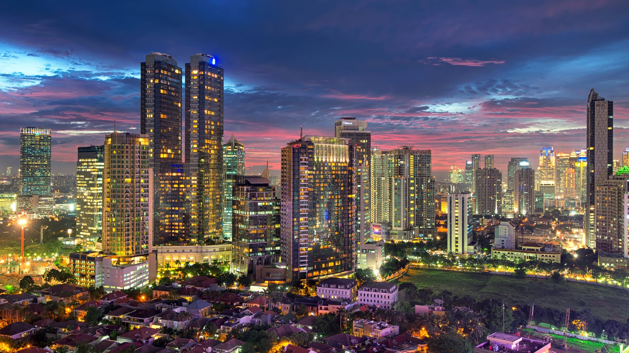 jakarta indonesia sera città capitale metropoli capitale grattacieli case edifici illuminazione luci