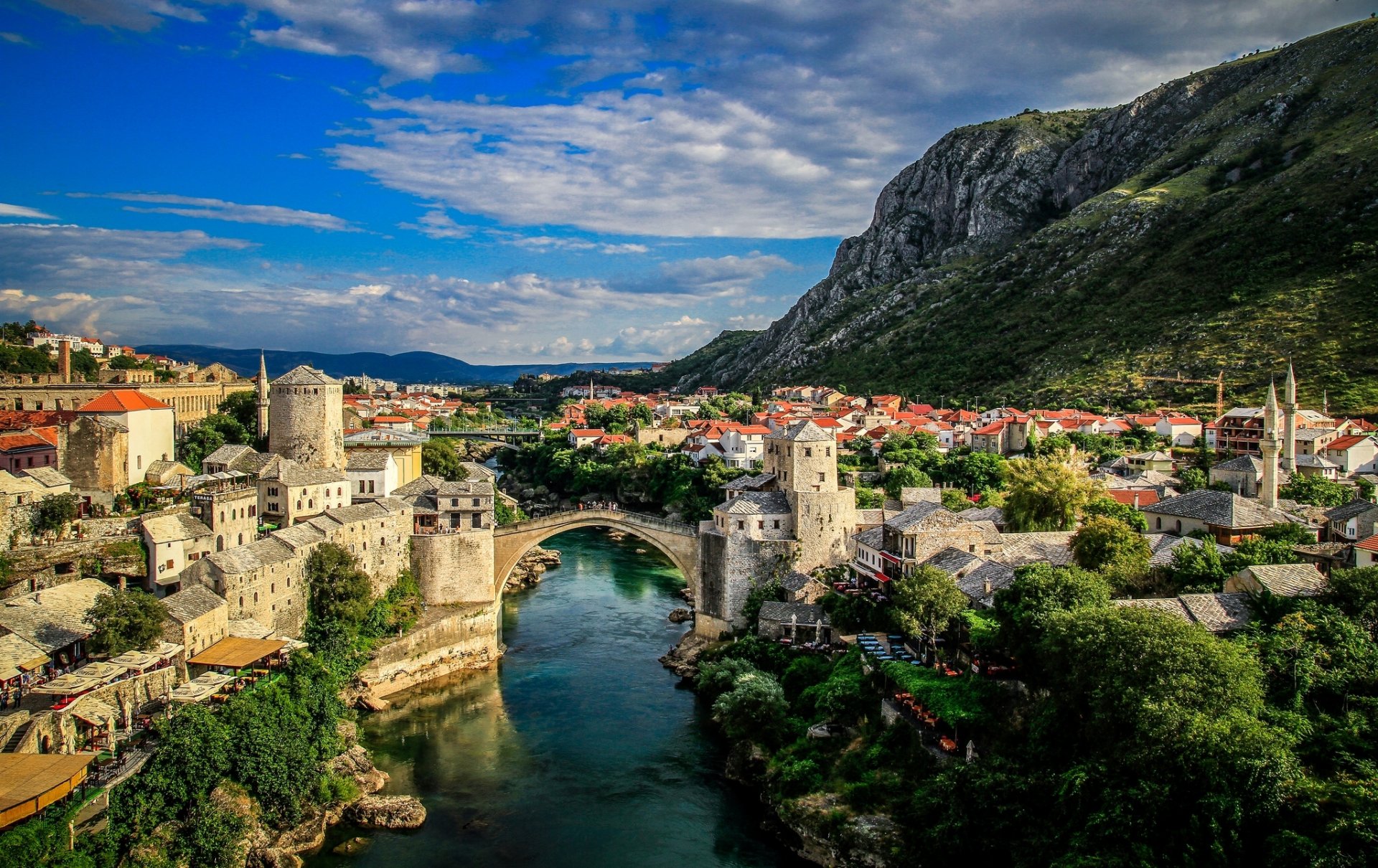 mostar bosnien und herzegowina alte brücke fluss neretva berge landschaft panorama