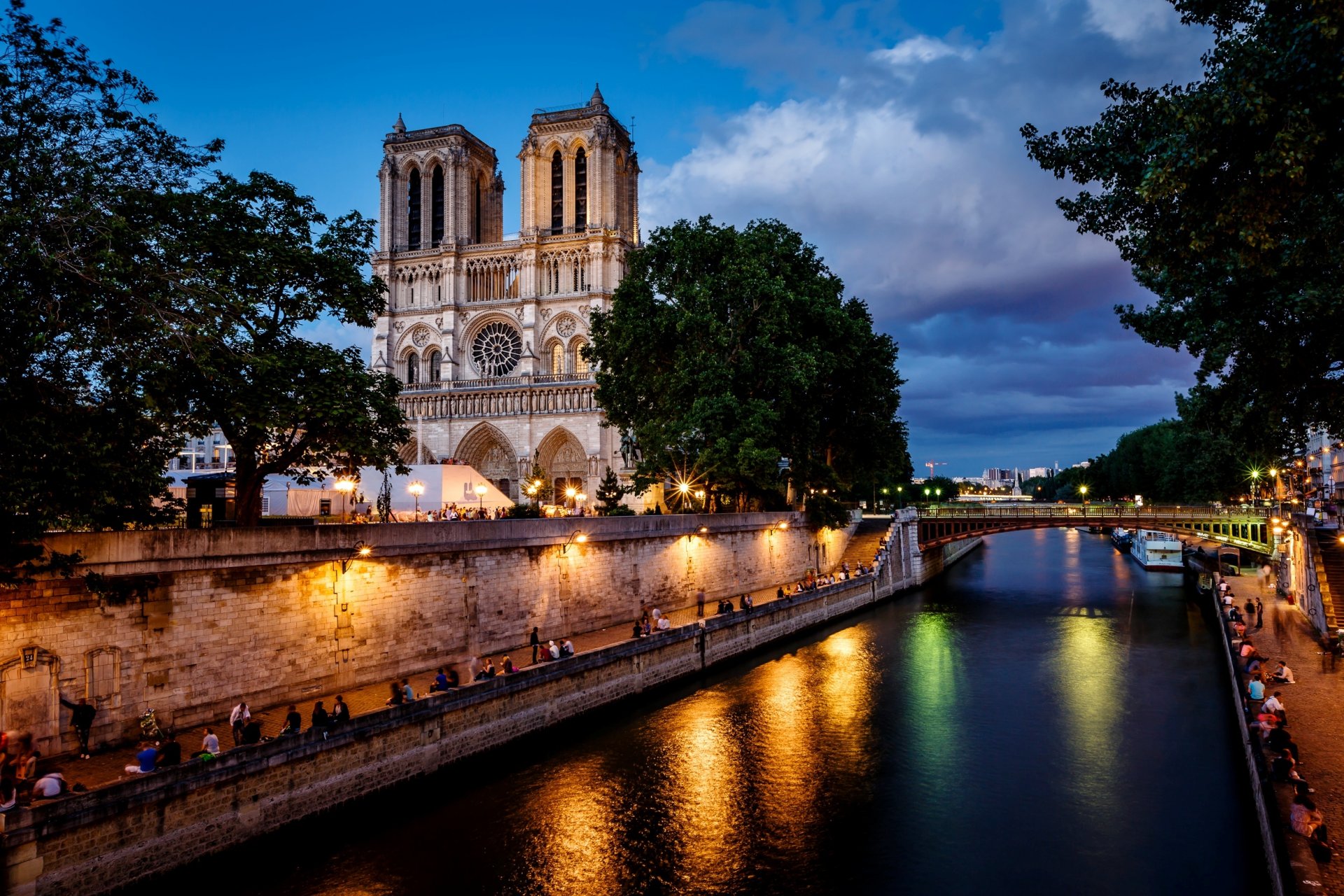 parigi francia notre-dame de paris notre-dame de paris cattedrale di notre-dame città sera nuvole ponte lanterne luce persone fiume senna architettura alberi